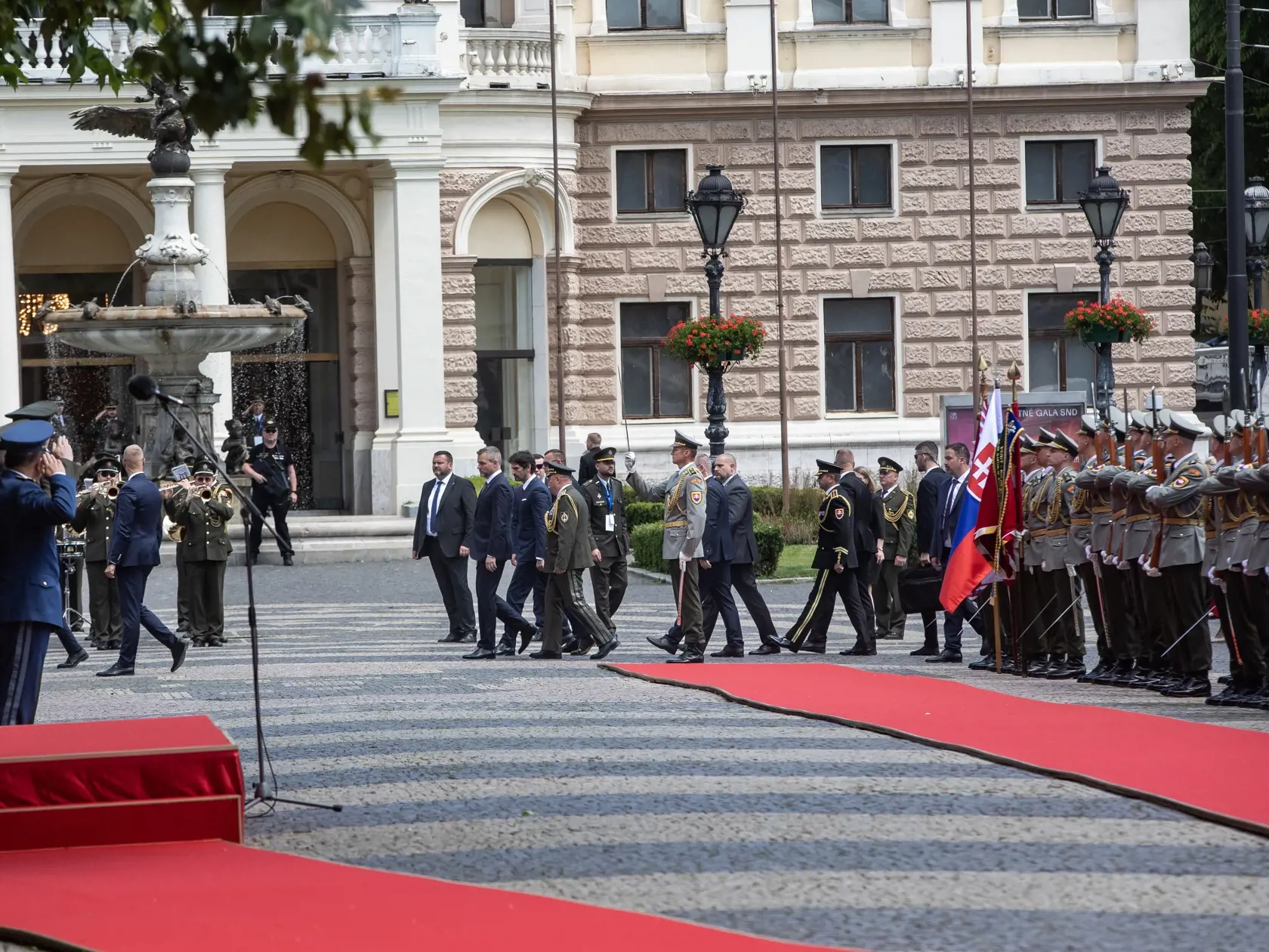 Inaugurácia Petra Pellegriniho, prehliadka jednotiek Ozbrojených síl SR. Na snímke je Peter Pellegrini a Robert Kaliňák.