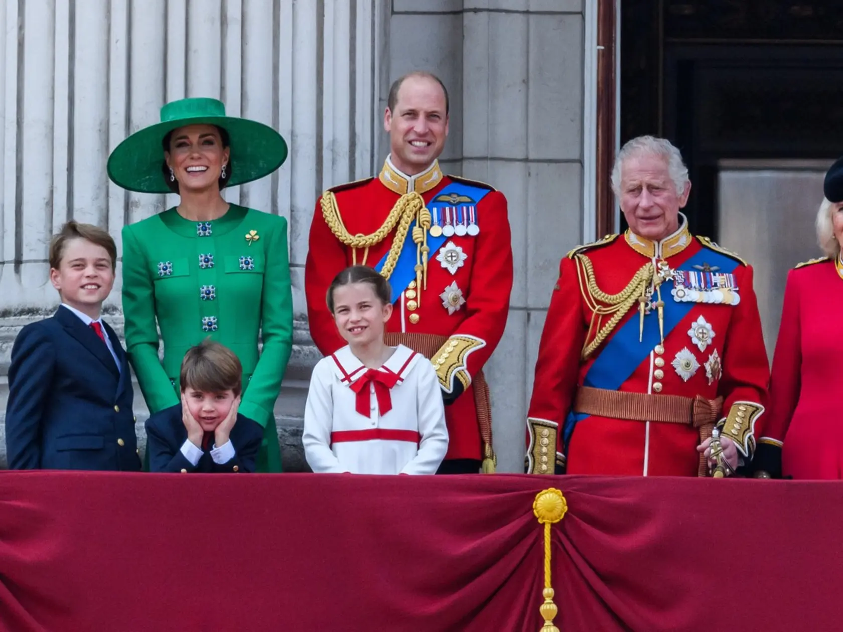 Najmenší princ si na balkóne Buckinghamského paláca urobil pohodlie.