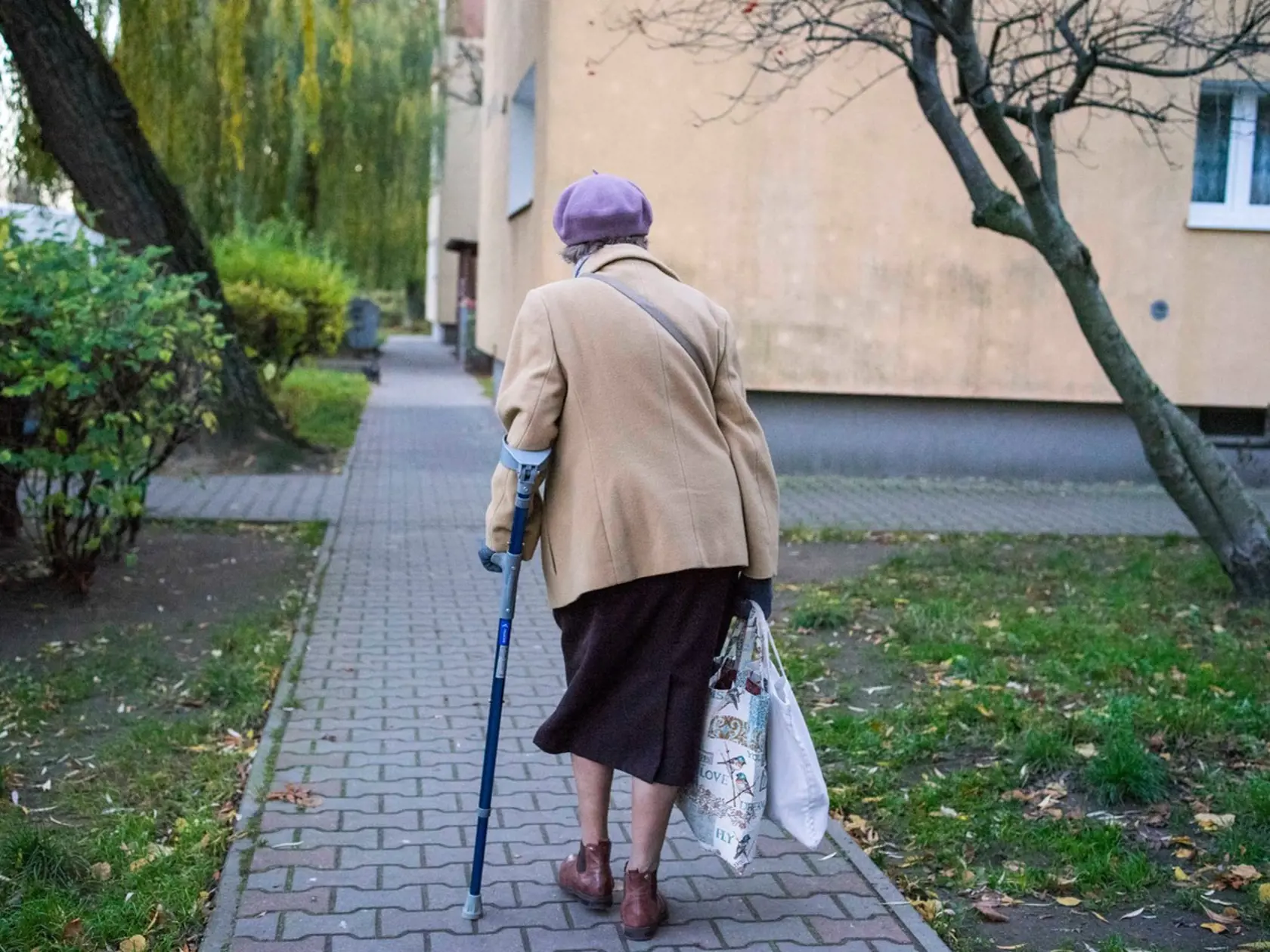 Mnohí dôchodcovia, ktorí sa ocitli v závažnej materiálnej deprivácii nemajú ani práčku a iné spotrebiče, ktoré sú pre mnohých v domácnosti samozrejmosťou. Veľké percento dôchodcov si takisto nemôže dovoliť udržiavať doma primerané teplo.