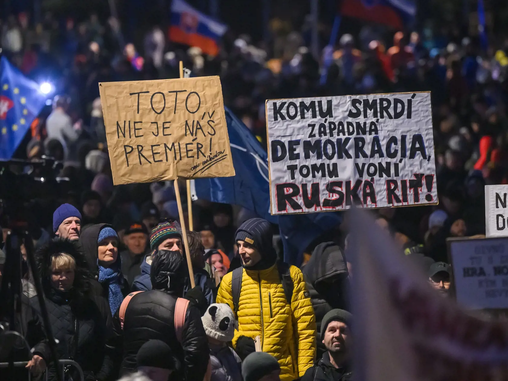 Na snímke účastníci protestu Slovensko je Európa v Bratislave na Námestí slobody.