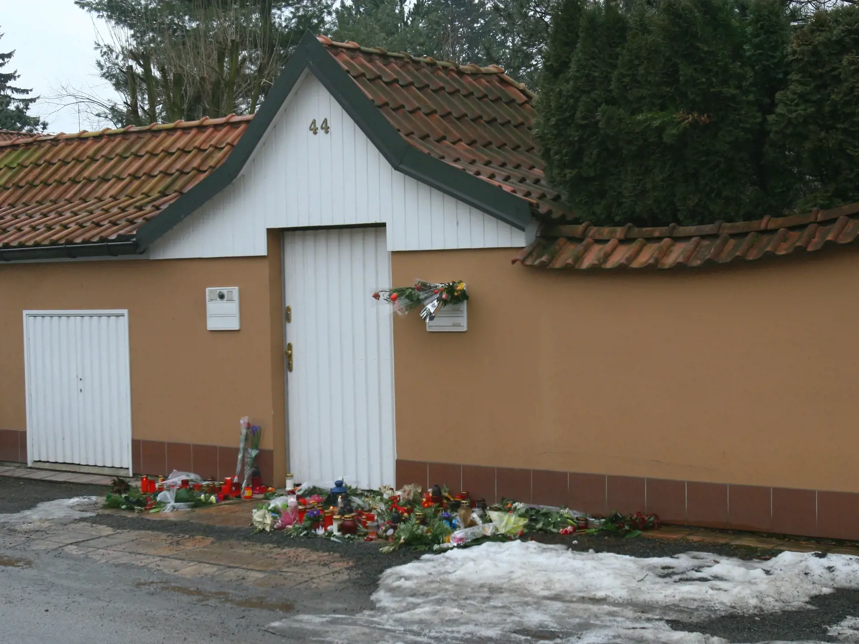 Pri vile hudobníka v Jevanoch tesne po prevalení samovraždy vytvorili jeho priaznivci pietne miesto.