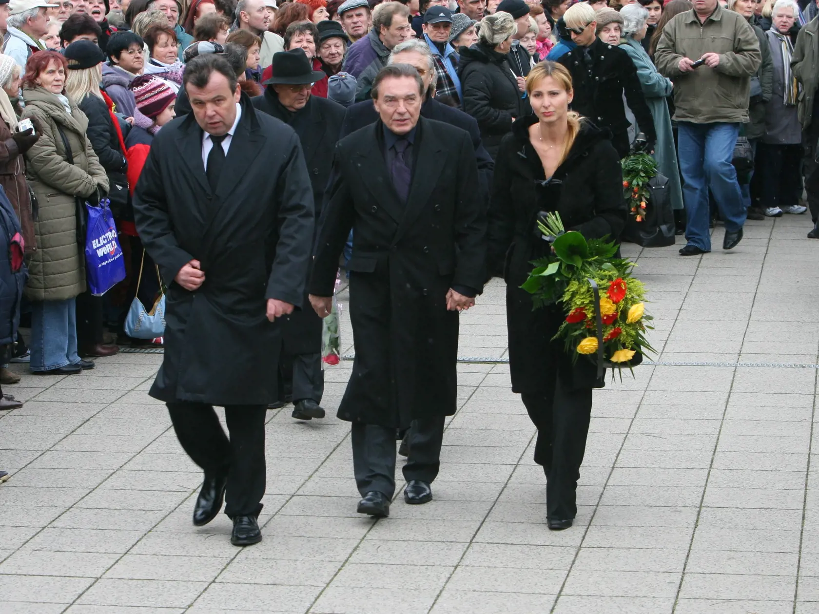 Gott s Ivanou prichádzajú na pohreb.