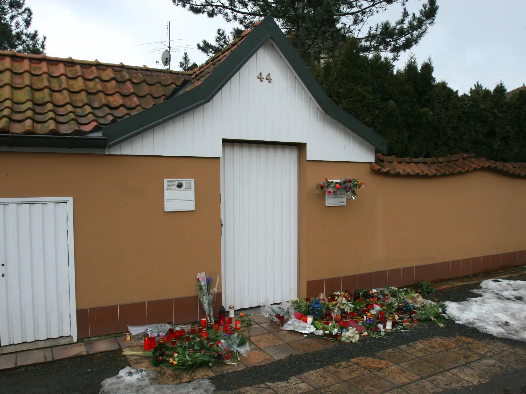 Pietne miesto pred domov skladateľa.