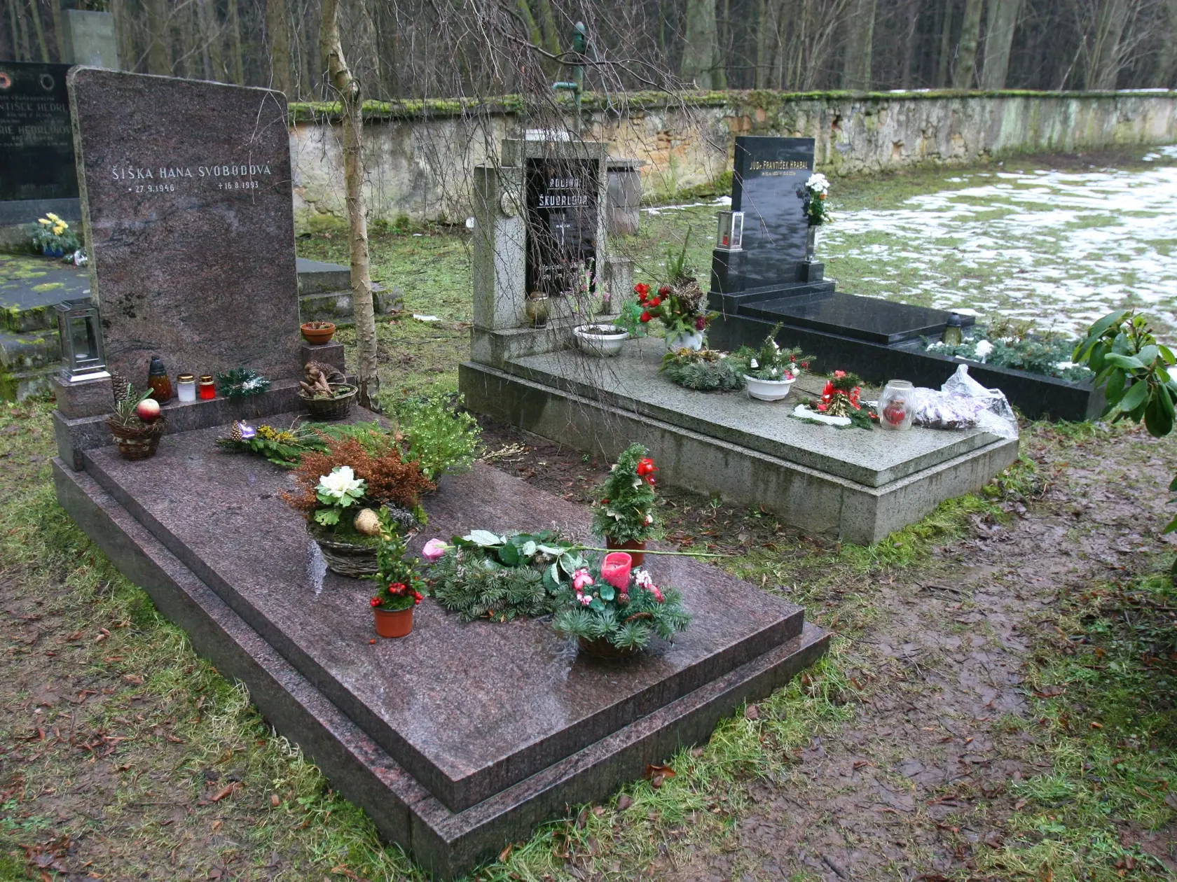 Hudobník spočinul v hrobe spolu s dcérkou a bratom.