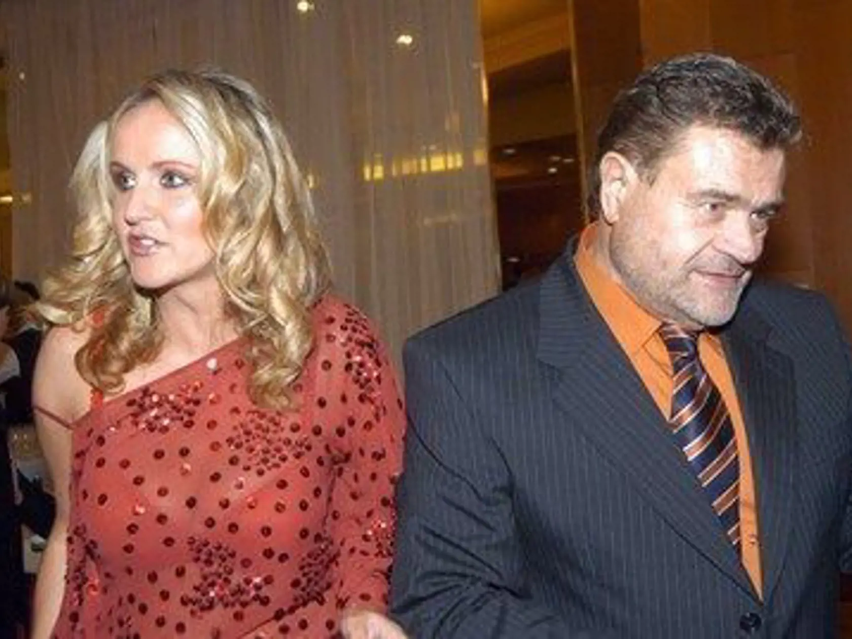 Vendula Svobodová a Karel Svoboda. Záber vystihuje ich život. Spolu a predsa každý sám.