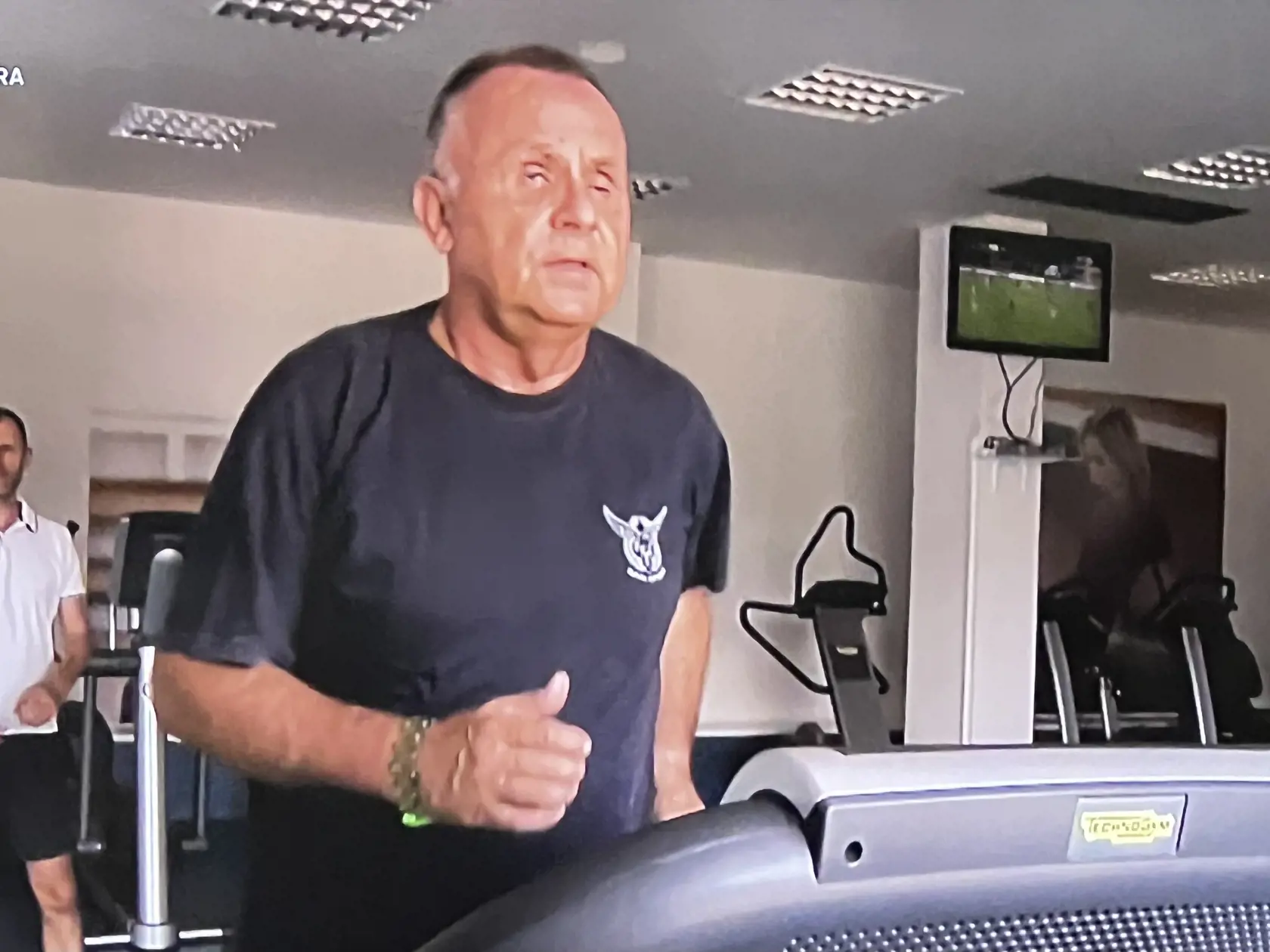 Diváci videli aj jeho pravidelné rehabilitácie.