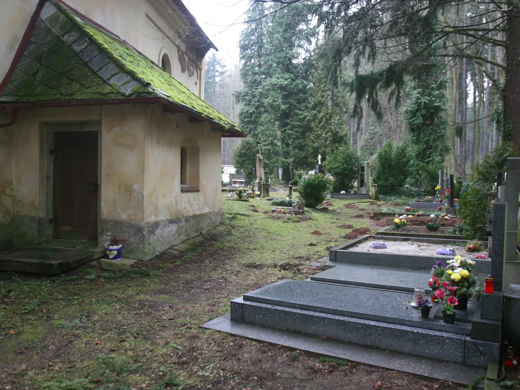 Lesný cintorín v Jevanoch kde spočinuli ostatky umelca.