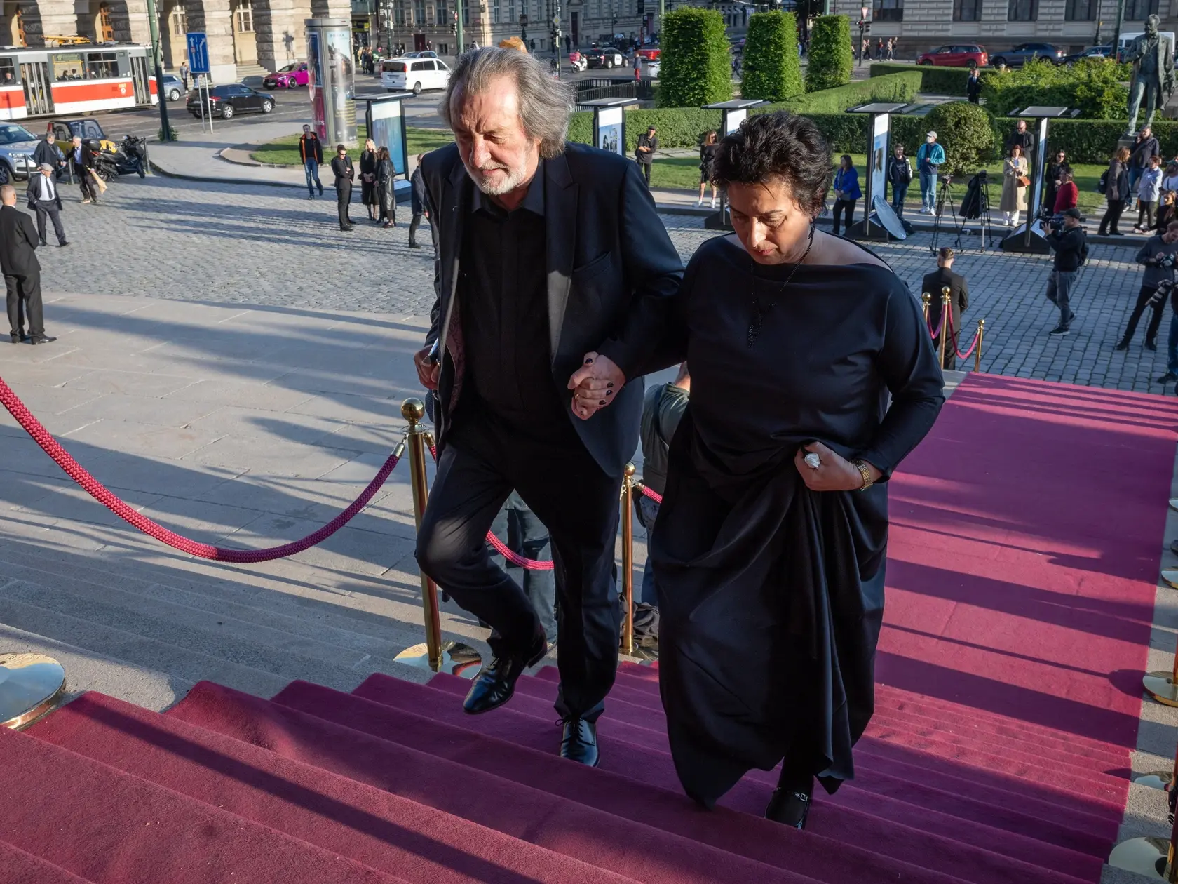 Rozlúčková párty na počesť zosnulého Jiřího Bartošku, legendárneho českého herca a prezidenta filmového festivalu v Karlových Varoch v pražskom Rudolfíne. Na snímke je Bolek Polívka s manželkou Marcelou.