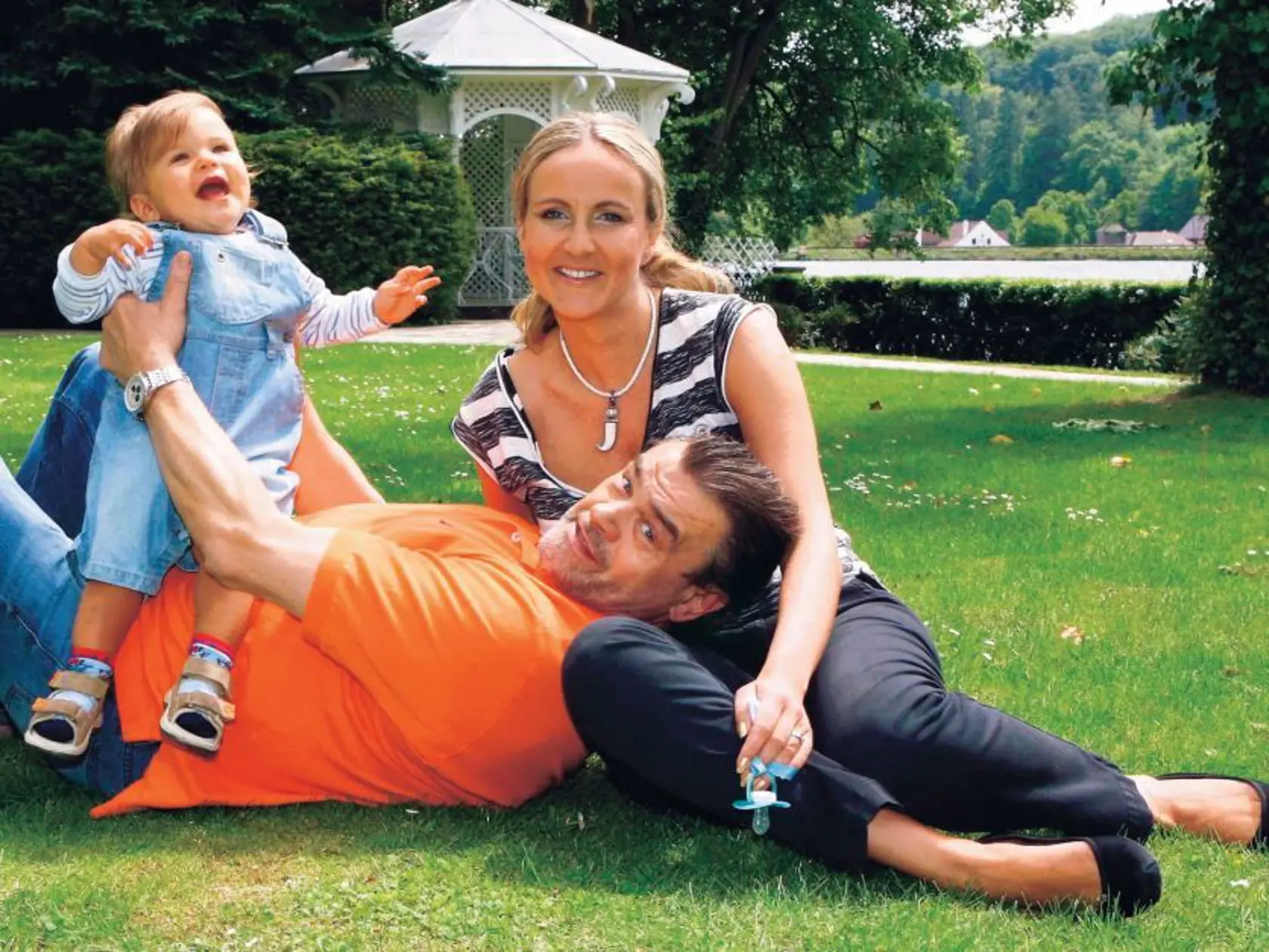 O tom, či manželstvo Karla Svobodu s manželkou Vendulou bolo šťastné sa dosť polemizovalo. Vyzeralo, že potom, čo sa im po smrti dcérky Klárky narodil syn Jakub, manželstvo sa stmelilo. Nestalo sa, skladateľ sa zastrelil vo svojej záhrade. Našla ho práve manželka aj s ich synčekom.
