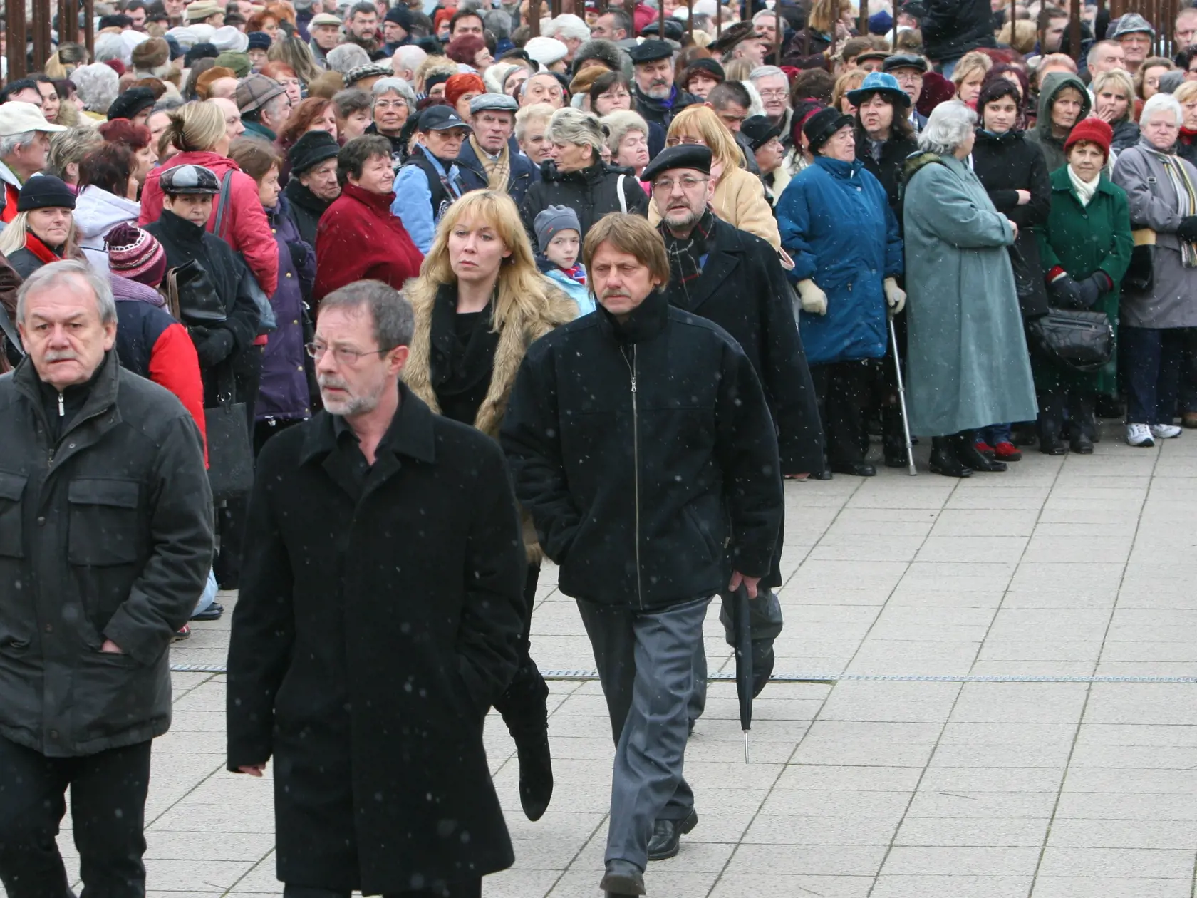 Karel Šíp na pohrebe kolegu.