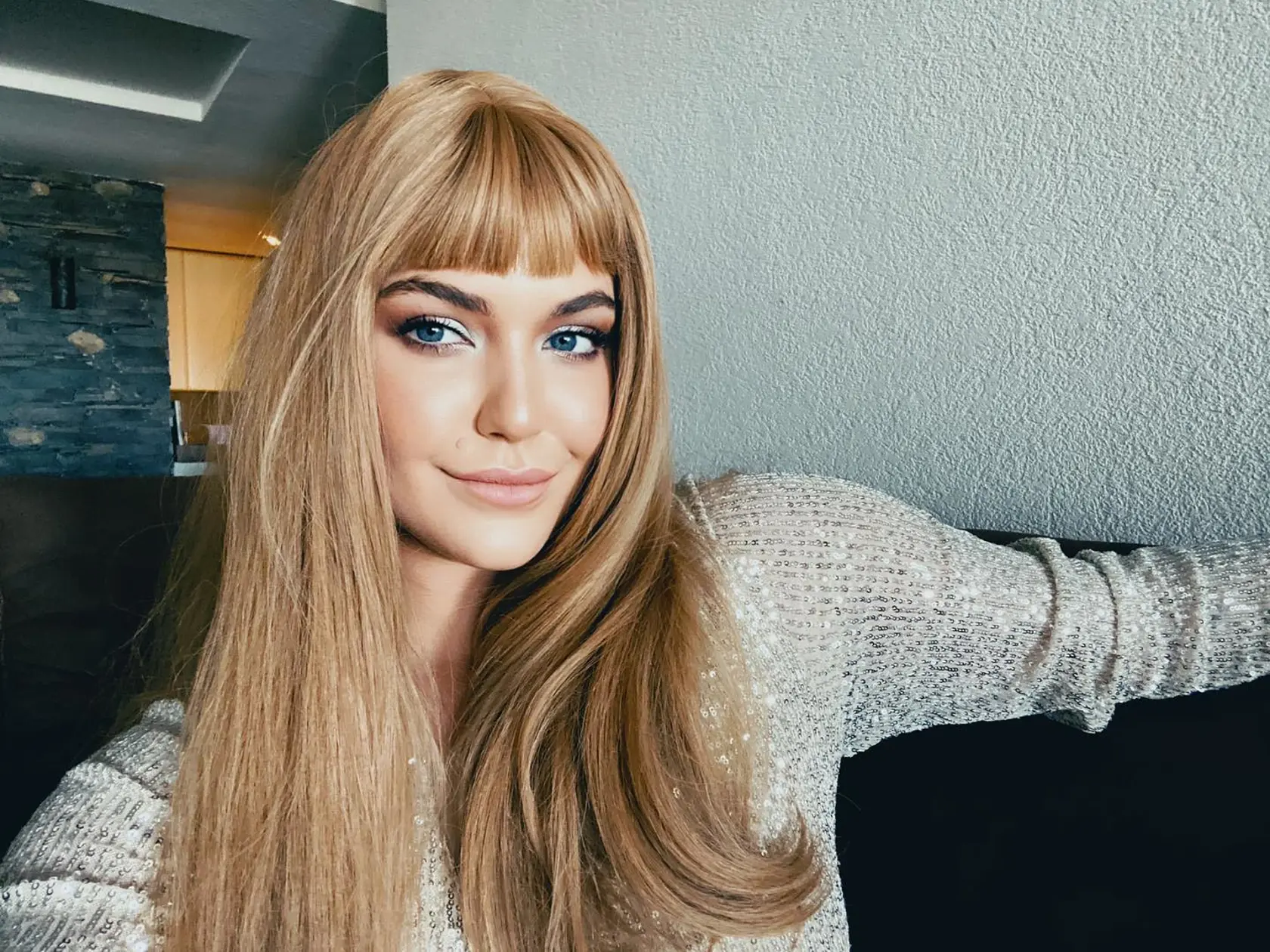Celeste ako blondína s ofinou.