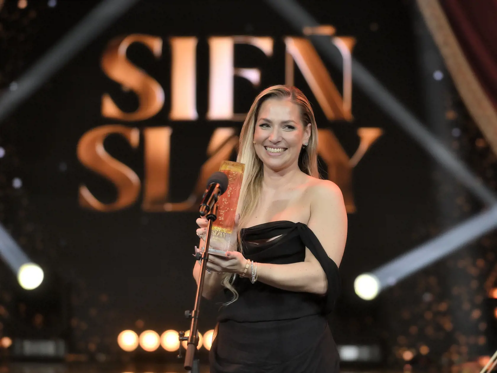 Dominika Navara Cibulková doslova žiarila a v rukách si poťažkala cenu za uvedenie do Siene slávy.