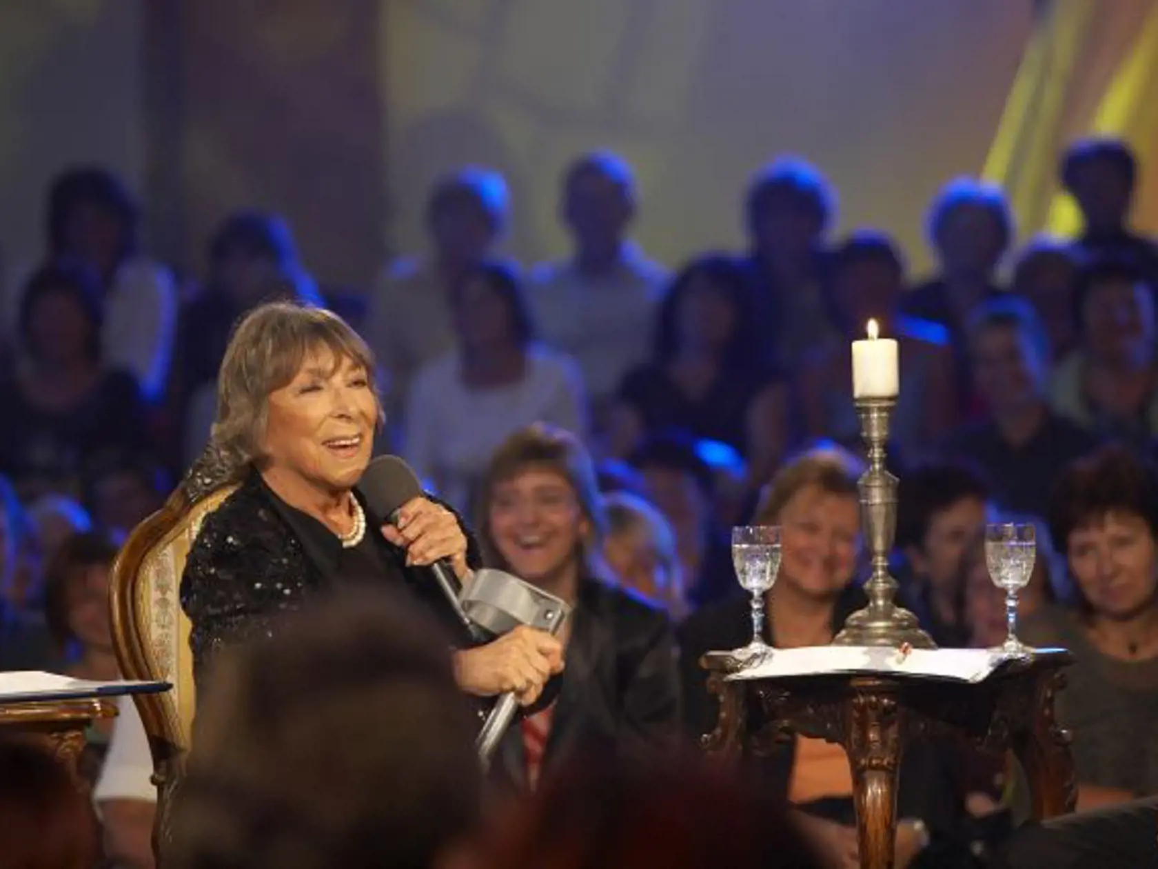 Umelecký program hovoreného slova, hudby a piesní Mosty - Gesharim spája nielen kresanov a Židov, ale všetkých ¾udí dobrej vôle. V programe sa predstavila speváèka Hana Hegerová (na snímke), Dan Bárta so skupinou, Zuzana Krónerová, moderátorom bol Ján Dušek. Liptovský Mikuláš, 11. august 2008.  Foto: SITA/Gabriel Lipták