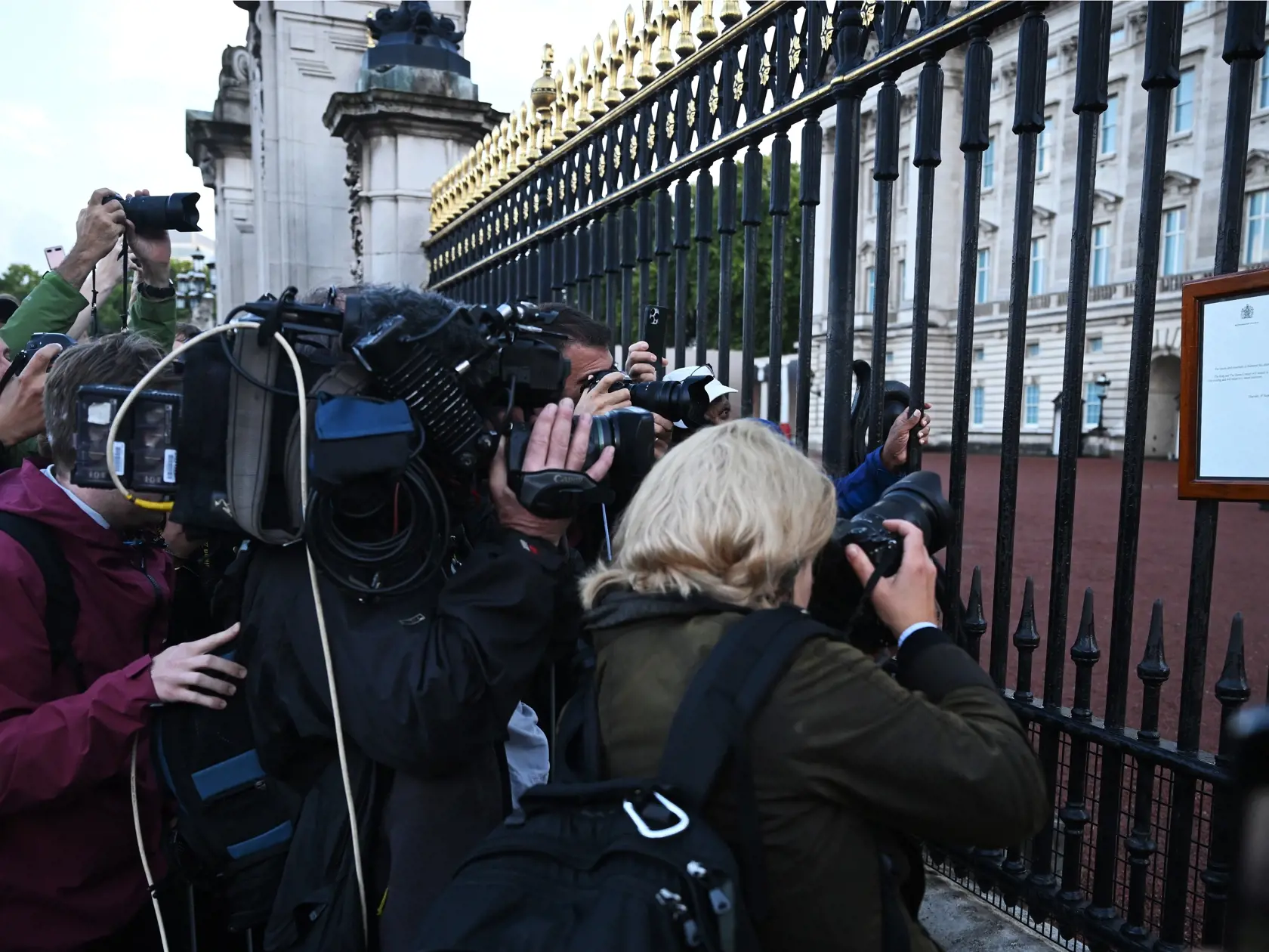 Na bráne Buckinghamského paláca vyvesili oznam o úmrtí kráľovnej Alžbety.