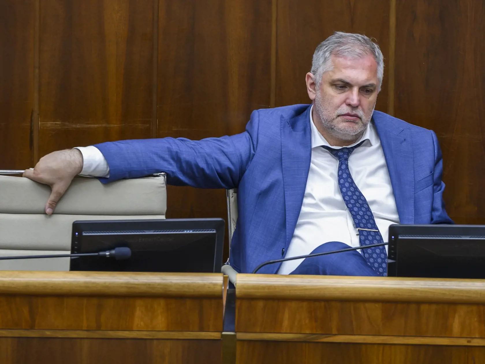 Na snímke predseda Výboru Národnej rady (NR) SR pre kultúru a médiá Roman Michelko (SNS) sedí pred hlasovaním o zákone o STVR na 15. schôdzi parlamentu v Bratislave vo štvrtok 20. júna 2024. FOTO TASR - Jaroslav Novák   