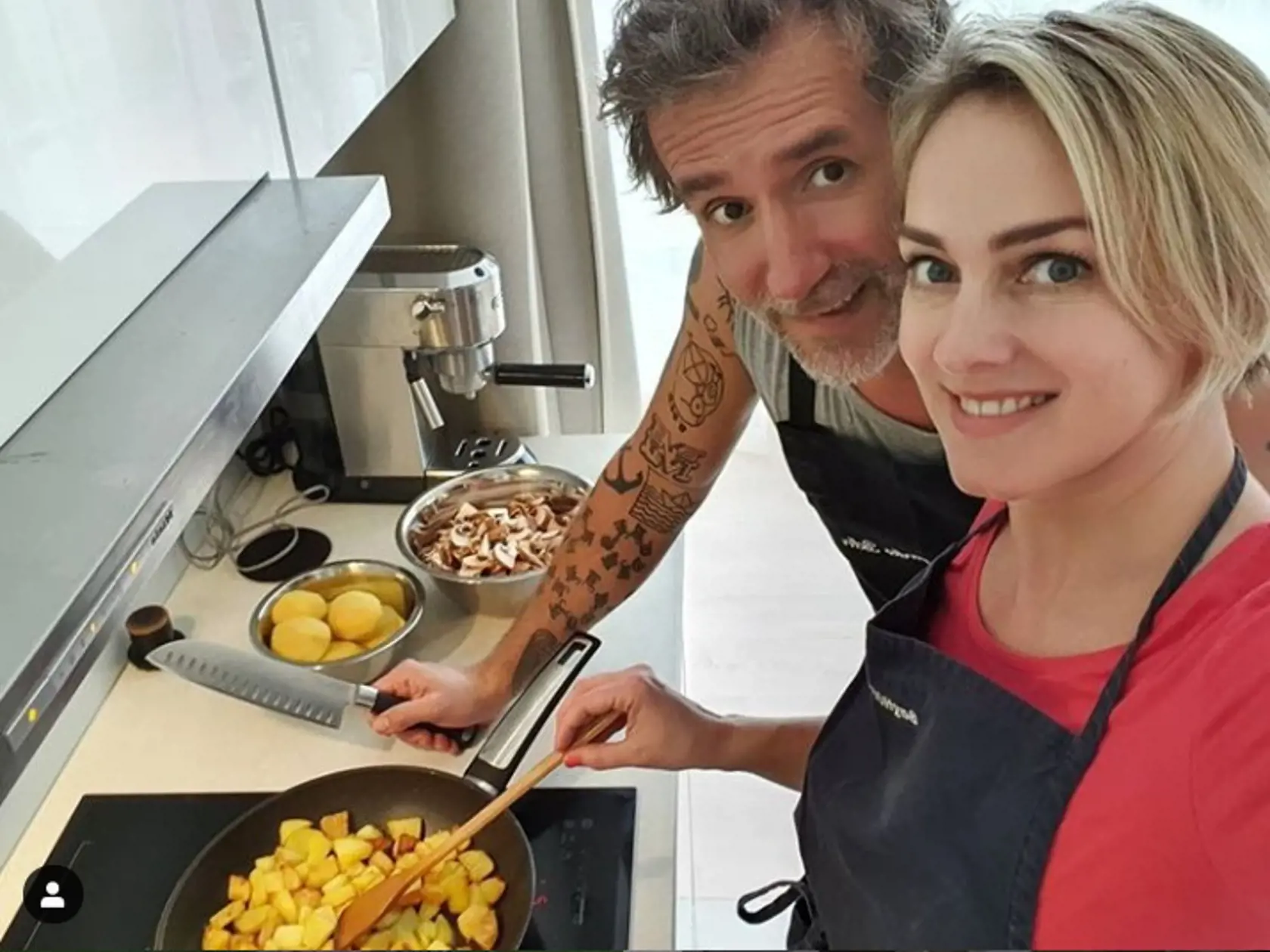 VARIA SPOLU Hilmerová a Bekr sa za sporákom striedajú, no teraz varia bok po boku.