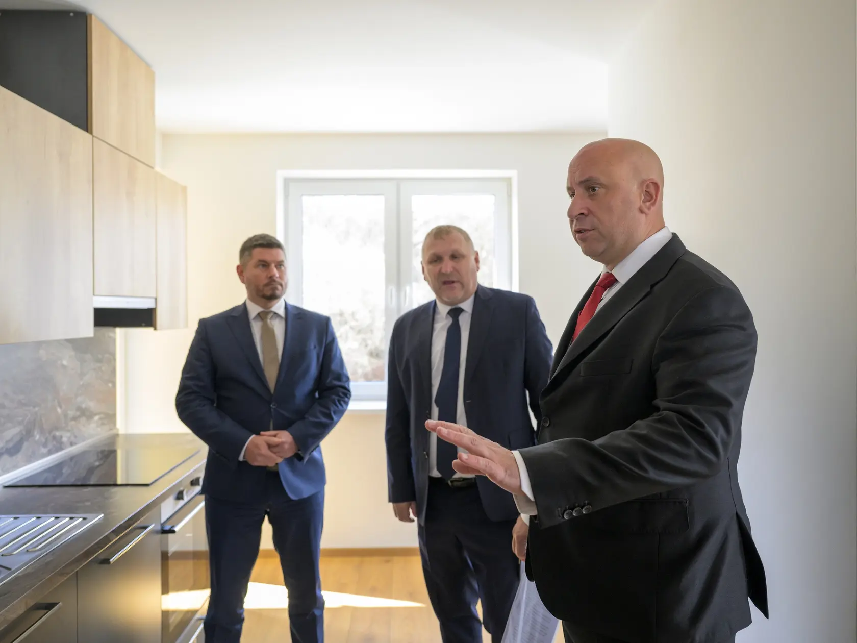 Na snímke vpravo minister dopravy SR Jozef Ráž (nominant Smer-SD) na obhliadke jedného z bytov počas odovzdávania nájomných bytov v Pečovskej Novej Vsi 17. marca 2025.