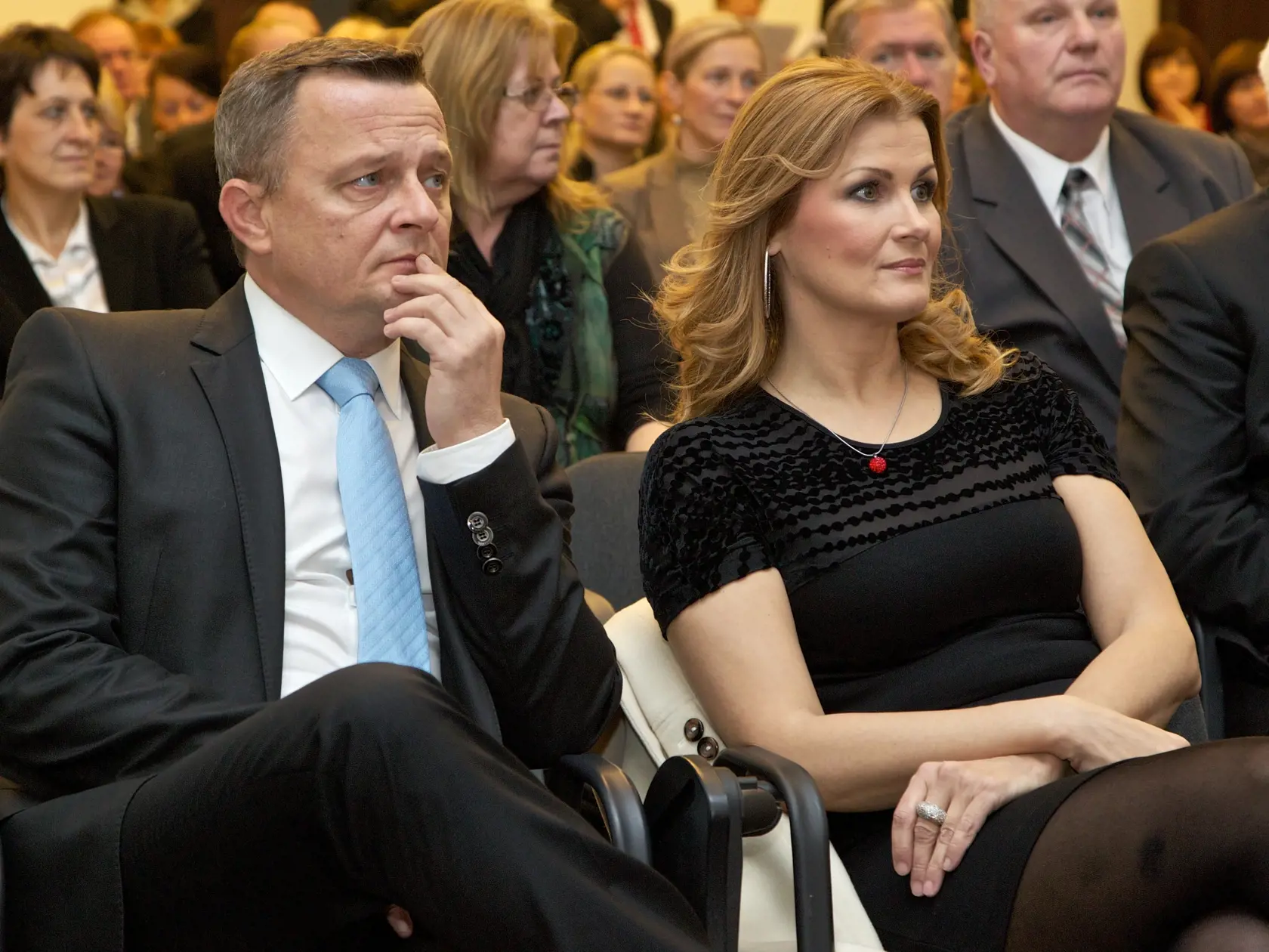 Viliam Rozboril a Katarina Brychtova si prevzali ocenenie od rektora vysokej skoly svetej alzbety za pracu v socialnej oblasti