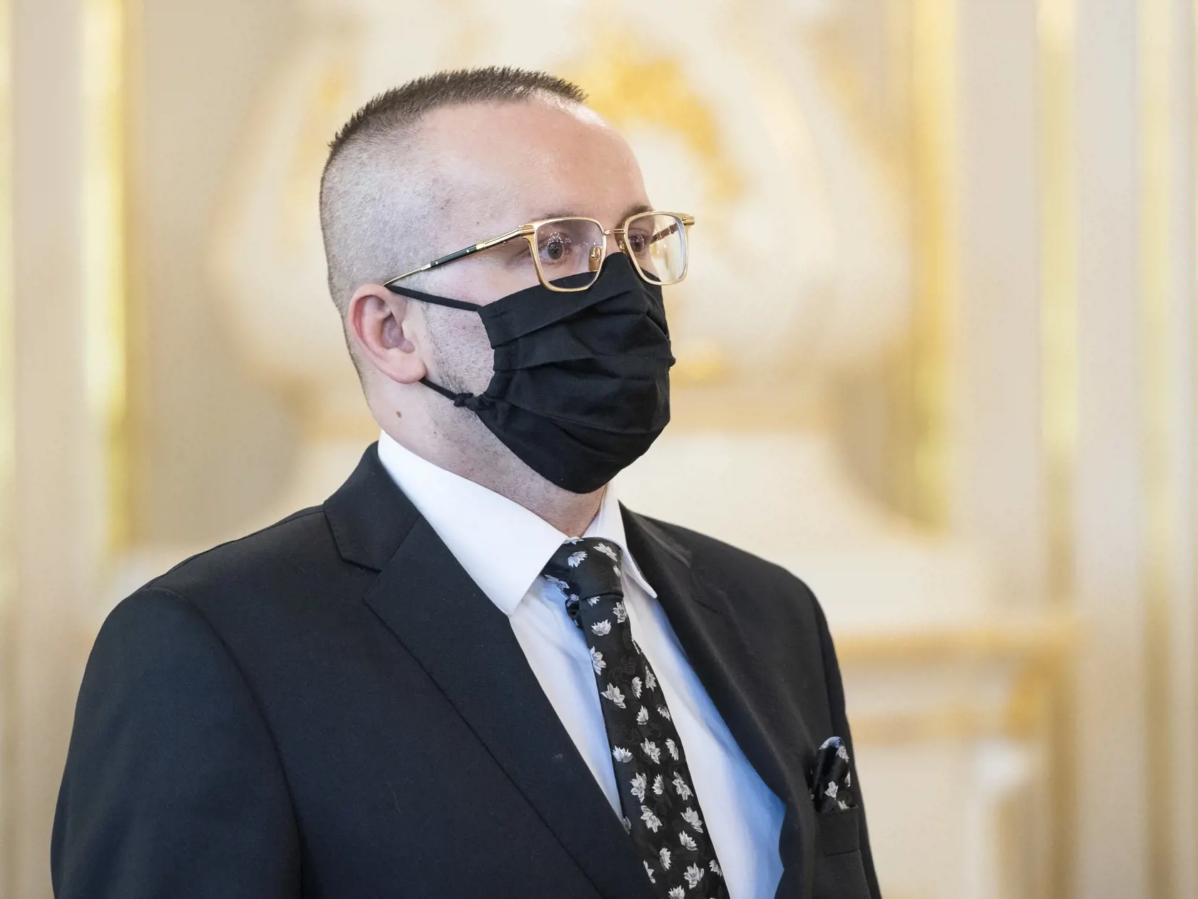 Na snímke nový riaditeľ Slovenskej informačnej služby (SIS) Vladimír Pčolinský počas vymenovania prezidentkou SR Zuzanou Čaputovou v Bratislave 15. apríla 2020. FOTO TASR - Jaroslav Novák