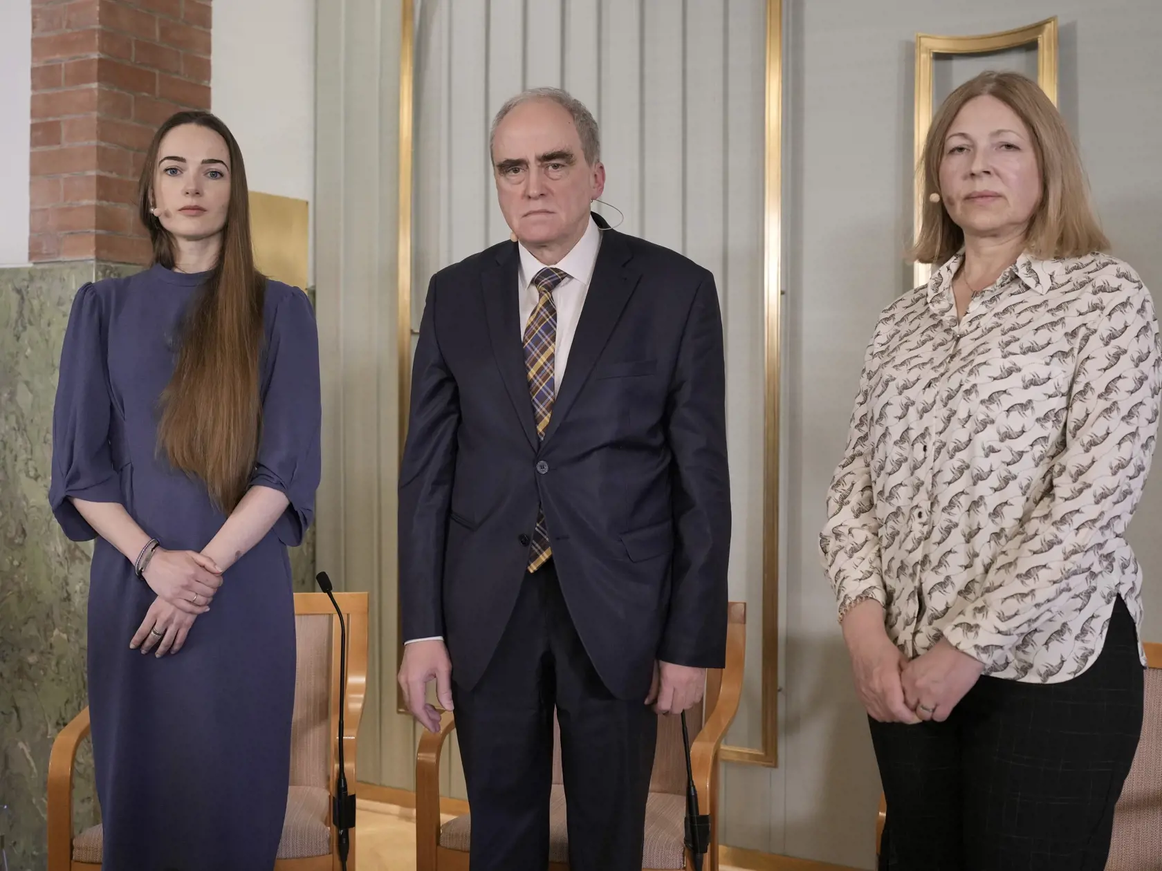 WA 28 Oslo - Laureáti Nobelovej ceny za mier za rok 2022 zľava predstaviteľka ukrajinskej ľudskoprávnej organizácie Centrum pre občianske slobody (CCL) Oleksandra Matvijčuková, predseda ruskej ľudskoprávnej organizácie Memorial Jan Račinskij a Natalľa Pinčuková, manželka väzneného bieloruského aktivistu Alesa Biaľackého pózujú po tlačovej konferencie v Osle v piatok 9. decembra 2022. Nobelovu cenu za mier za rok 2022 získala CCL spoločne s väzneným bieloruským aktivistom Alesom Biaľackim a rusko
