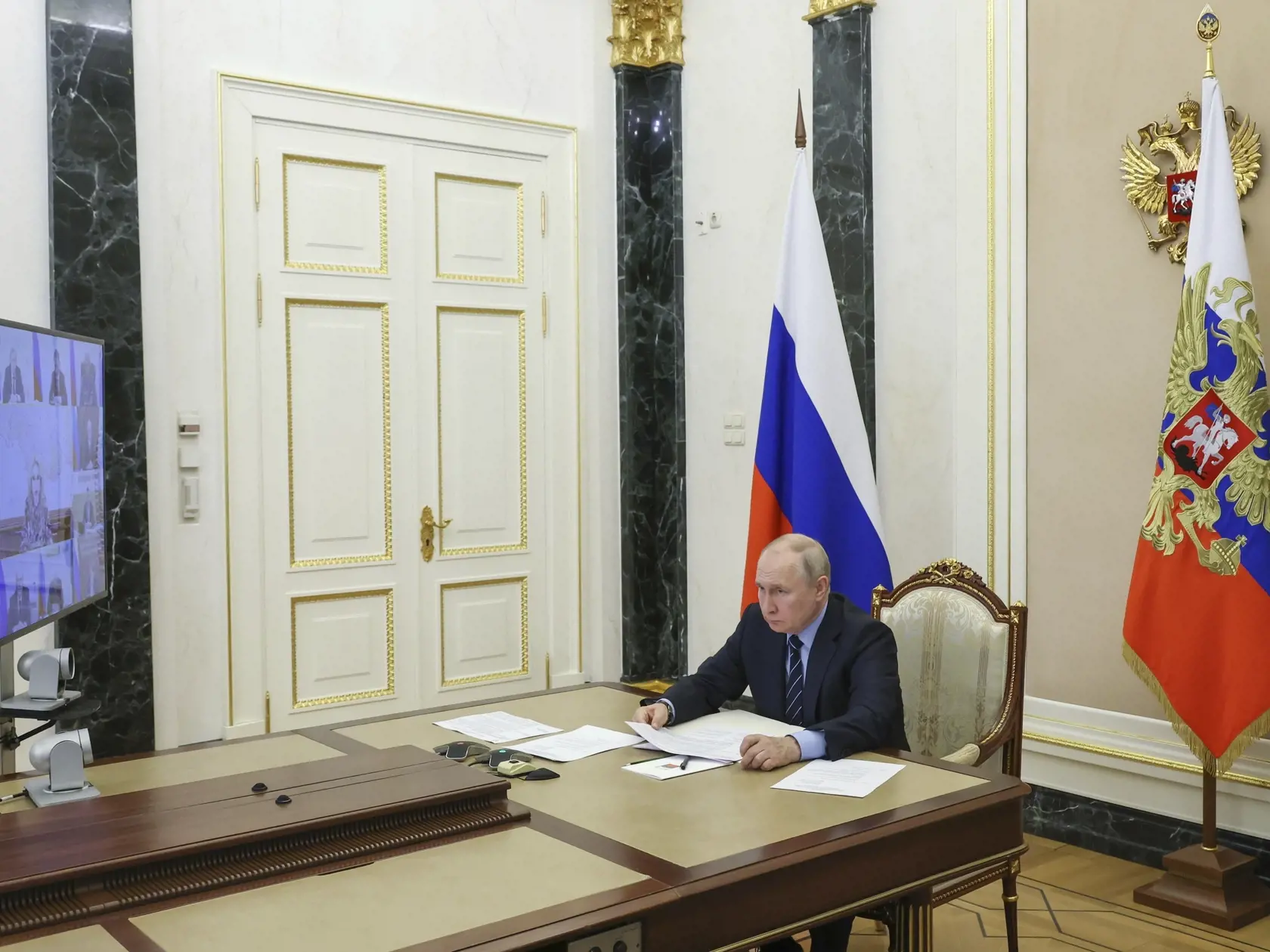 JB 27 Moskva - Ruský prezident Vladimir Putin vedie zasadnutie vládneho kabinetu prostredníctvom videokonferencie v Kremli v Moskve 16. augusta 2023. FOTO TASR/AP

Russian President Vladimir Putin attends a cabinet meeting via videoconference in Moscow, Russia, Wednesday, Aug. 16, 2023. (Mikhail Klimentyev, Sputnik, Kremlin Pool Photo via AP)