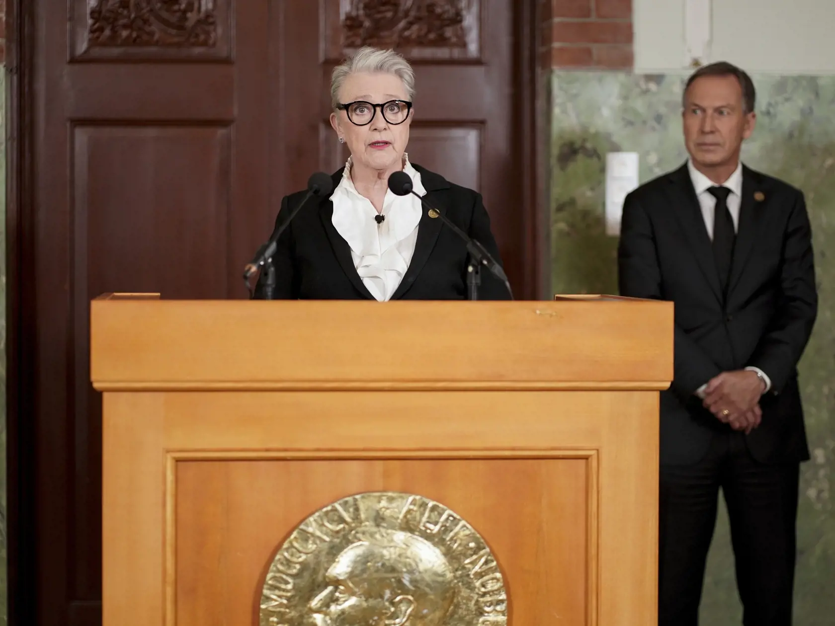 JB 33 Oslo - Predsedníčka Nórskeho Nobelovho výboru Berit Reissová-Andersenová počas slávnostného oznámenia držiteľov Nobelovej ceny mieru za rok 2022 v Nobelovom inštitúte v Osle 7. októbra 2022. Nobelovu cenu za mier za rok 2022 získali bieloruský aktivista v oblasti ľudských práv Ales Biaľacki, ruská ľudskoprávna organizácia Memorial a ukrajinská ľudskoprávna organizácia Centrum pre občianske slobody (CCL). FOTO TASR/AP

Berit Reiss-Andersen, head of the Nobel Committee, announces the winner 