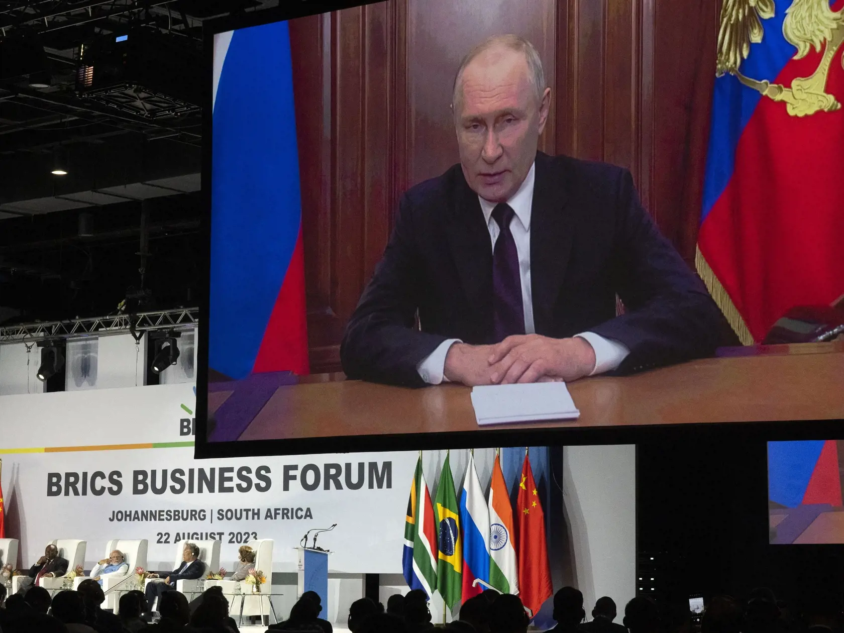EBE 36 Pretória - Ruský prezident Vladimir Putin sa prihovára prostredníctvom videokonferencie lídrom zo skupiny rozvíjajúcich sa ekonomík BRICS na začiatku trojdňového summitu v Johannesburgu v Juhoafrickej republike v utorok 22. augusta 2023. Putin sa objavil na videu po tom, ako jeho cestu do Juhoafrickej republiky skomplikoval zatykač Medzinárodného trestného súdu pre vojnu na Ukrajine. FOTO TASR/AP

Russian President Vladimir Putin addresses leaders from the BRICS group of emerging economie