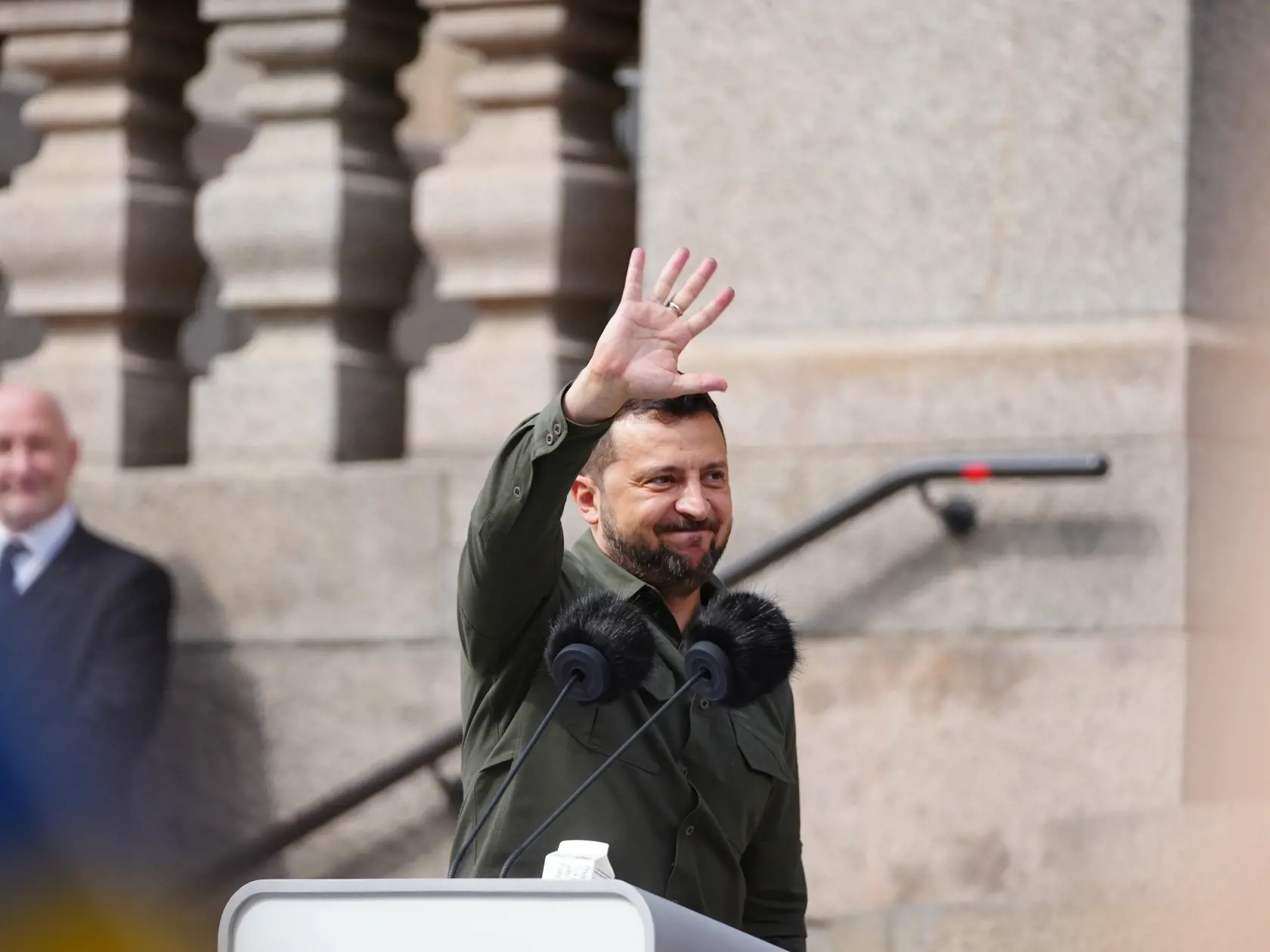 WA 46 Kodaň - Ukrajinský prezident Volodymyr Zelenskyj máva pred davom ľudí pred budovou dánskeho parlamentu v Kodani v pondelok 21. augusta 2023. FOTO TASR/AP 


Ukrainian President Volodymyr Zelenskyy greets the Danish people after addressing them from the steps of Christiansborg palace, the seat of Danish Parliament, in Copenhagen, Denmark, Monday, Aug. 21, 2023.  Thousands of people had gathered in the palace courtyard to hear his speech, many waving Ukrainian or Danish flags. (Thomas Traasd