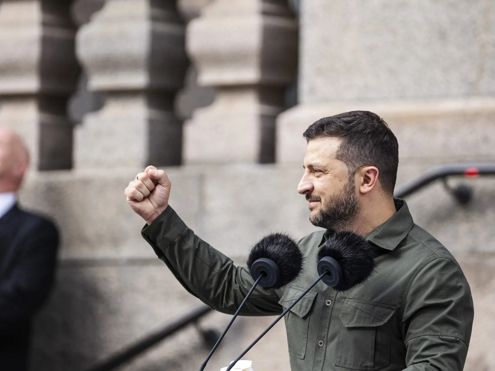 WA 44 Kodaň - Ukrajinský prezident Volodymyr Zelenskyj gestikuluje pred davom ľudí pred budovou dánskeho parlamentu v Kodani v pondelok 21. augusta 2023. FOTO TASR/AP 


Ukrainian President Volodymyr Zelenskyy addresses the Danish people from the steps of Christiansborg palace, the seat of Danish Parliament, in Copenhagen, Denmark, Monday, Aug. 21, 2023.  Thousands of people had gathered in the palace courtyard to hear his speech, many waving Ukrainian or Danish flags. (Thomas Traasdahl/Ritzau S