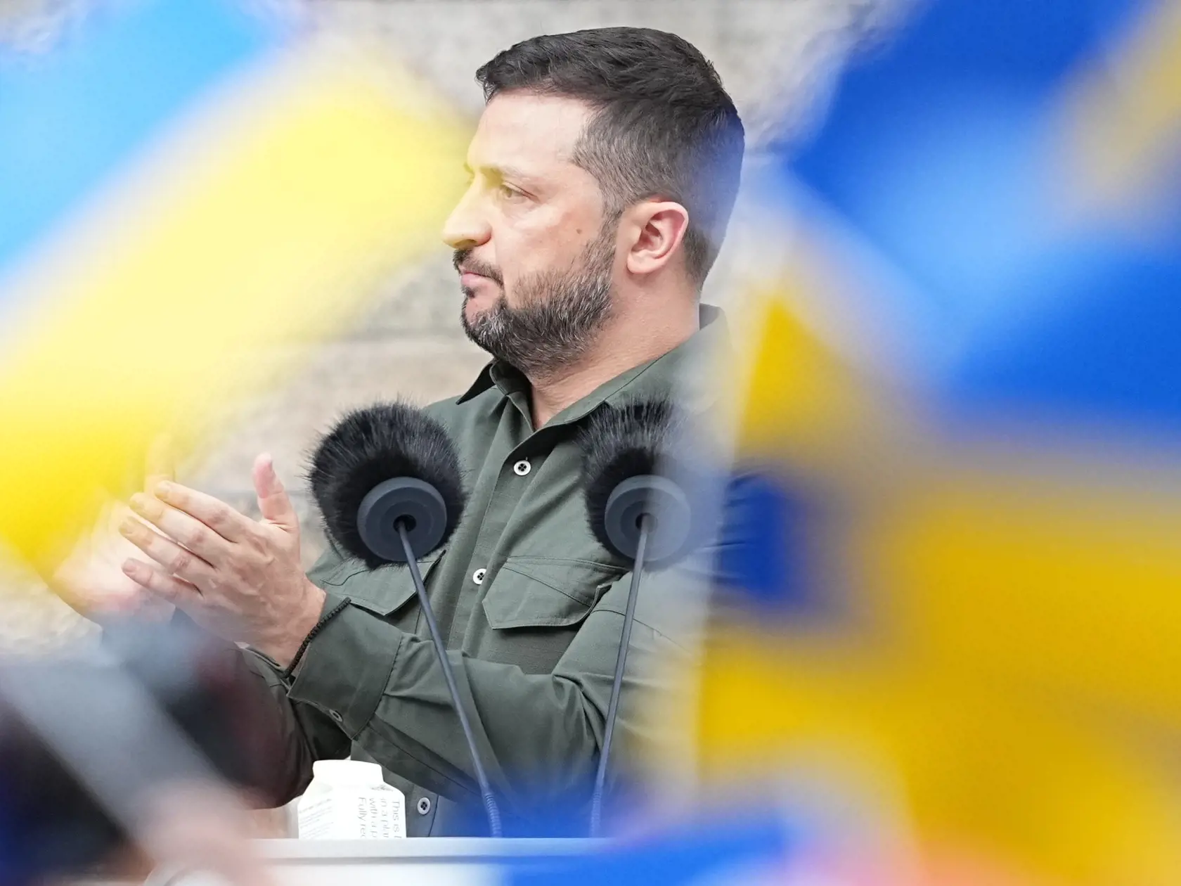 WA 45 Kodaň - Ukrajinský prezident Volodymyr Zelenskyj tlieska pred davom ľudí pred budovou dánskeho parlamentu v Kodani v pondelok 21. augusta 2023. FOTO TASR/AP 


Ukrainian President Volodymyr Zelenskyy addresses the Danish people from the steps of Christiansborg palace, the seat of Danish Parliament, in Copenhagen, Denmark, Monday, Aug. 21, 2023.  Thousands of people had gathered in the palace courtyard to hear his speech, many waving Ukrainian or Danish flags. (Mads Claus Rasmussen/Ritzau S