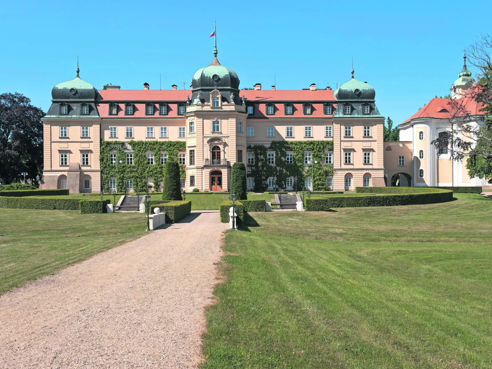 Zámok Lány je od roku 1921 majetkom štátu a stal sa oficiálnym letným sídlom prezidentov Československa, dnes prezidentov Českej republiky.