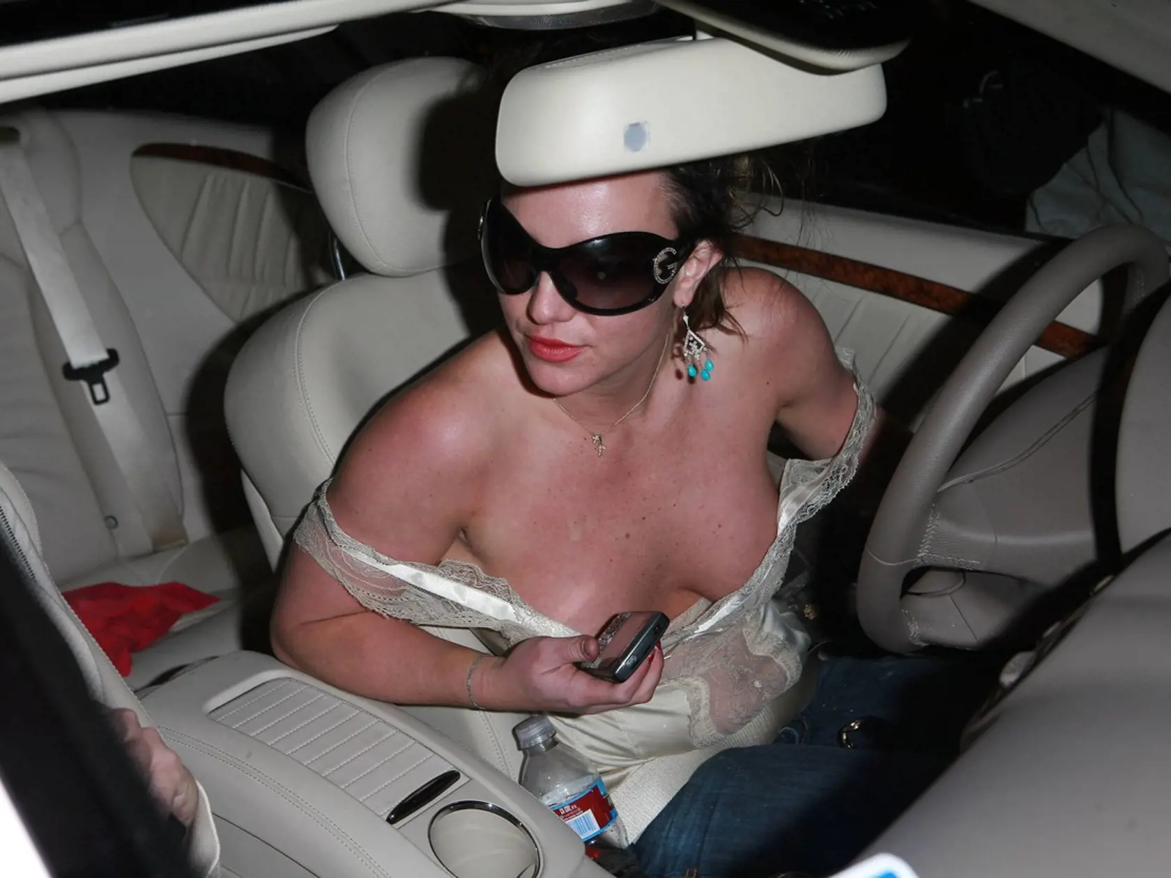Britney Spears sa v aute zložila.