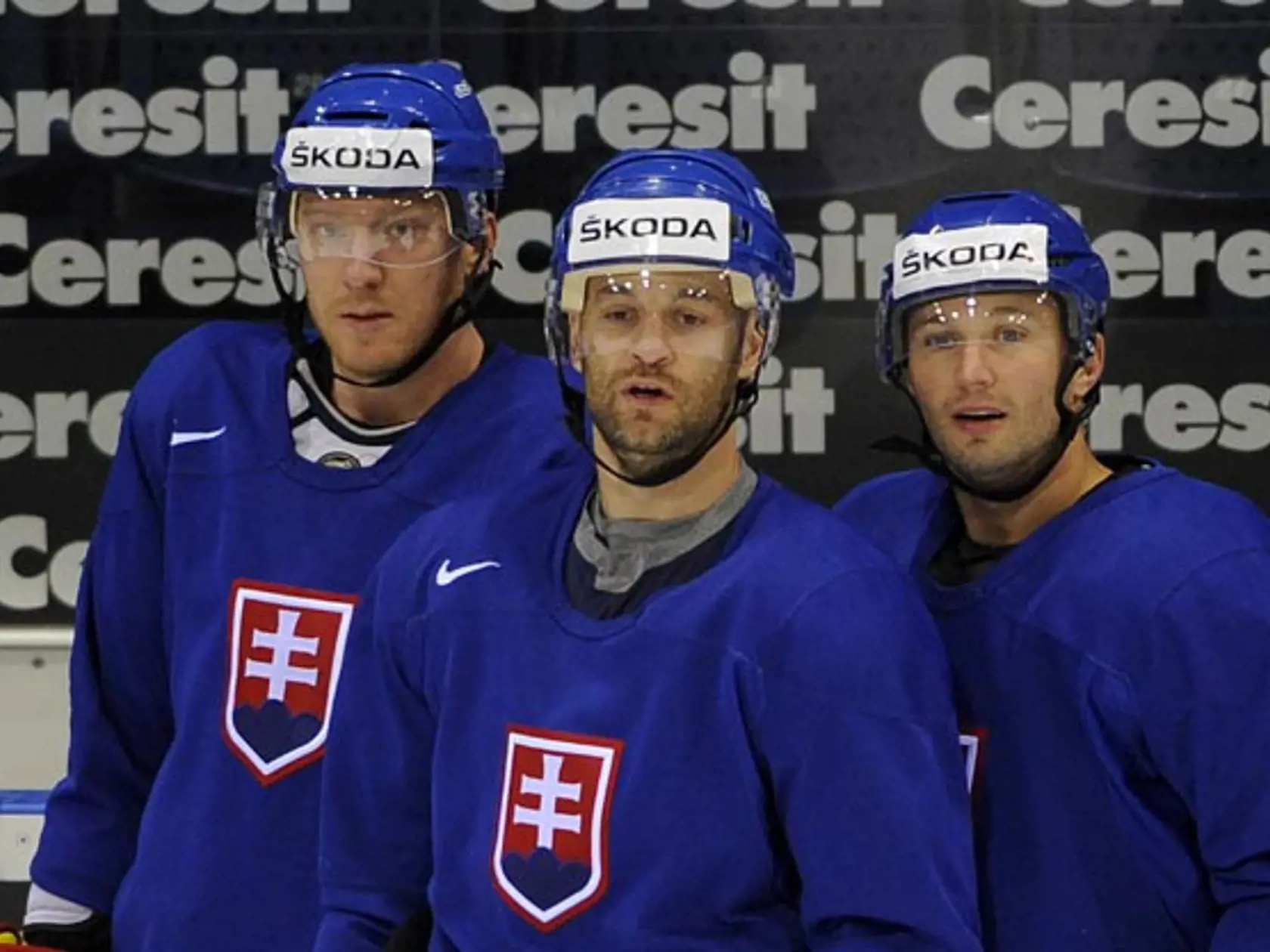 Na snÌmke zæava Mari·n Hossa, Pavol Demitra a ºubomÌr ViöÚovsk˝ na  trÈningu slovensk˝ch hokejistov poËas hokejov˝ch MS11 1. m·ja 2011 v Bratislave. FOTO TASR - Martin Baumann *** Local Caption *** slovensk· hokejov· reprezent·cia majstrovstv· sveta MS 2011 MS2011 MS 11 IIHF slovenskÌ hokejovÌ reprezentanti slovensk˝ tÌm  hokejisti  hr·Ëi svetov˝ hokejov˝ svetov˝ majstrovsk˝  öampion·t Orange ArÈna Zimn˝ ötadiÛn Ondreja Nepelu Slov·ci skupina A