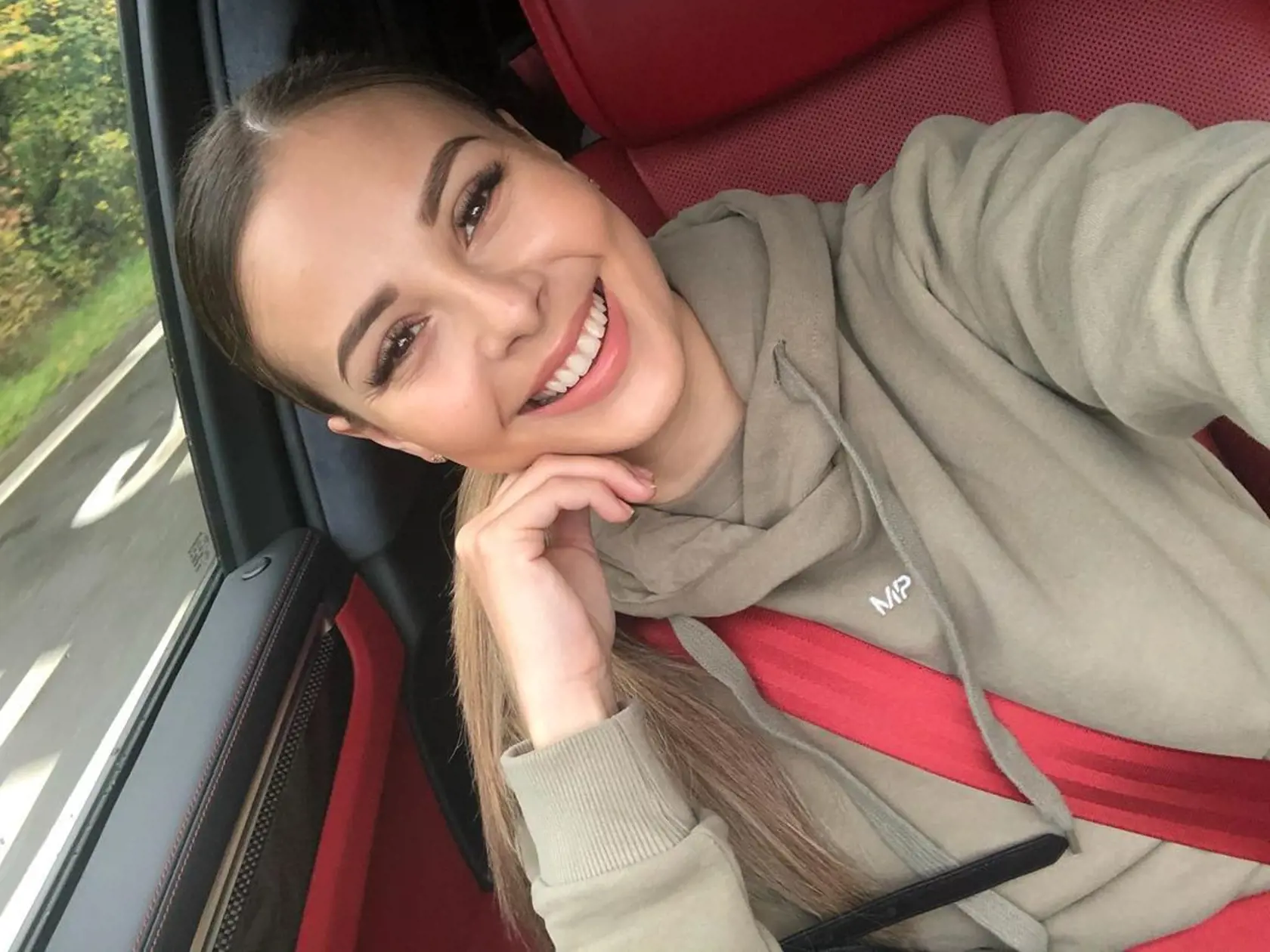Monika sa najprv z rozchodu nemohla spamätať. Rozdávala úsmevy jedna radosť, no paparazzi ju pristihli plakať, a to priamo medzi ľuďmi. Zdá sa, že to už prebolelo a ona je opäť v poriadku.