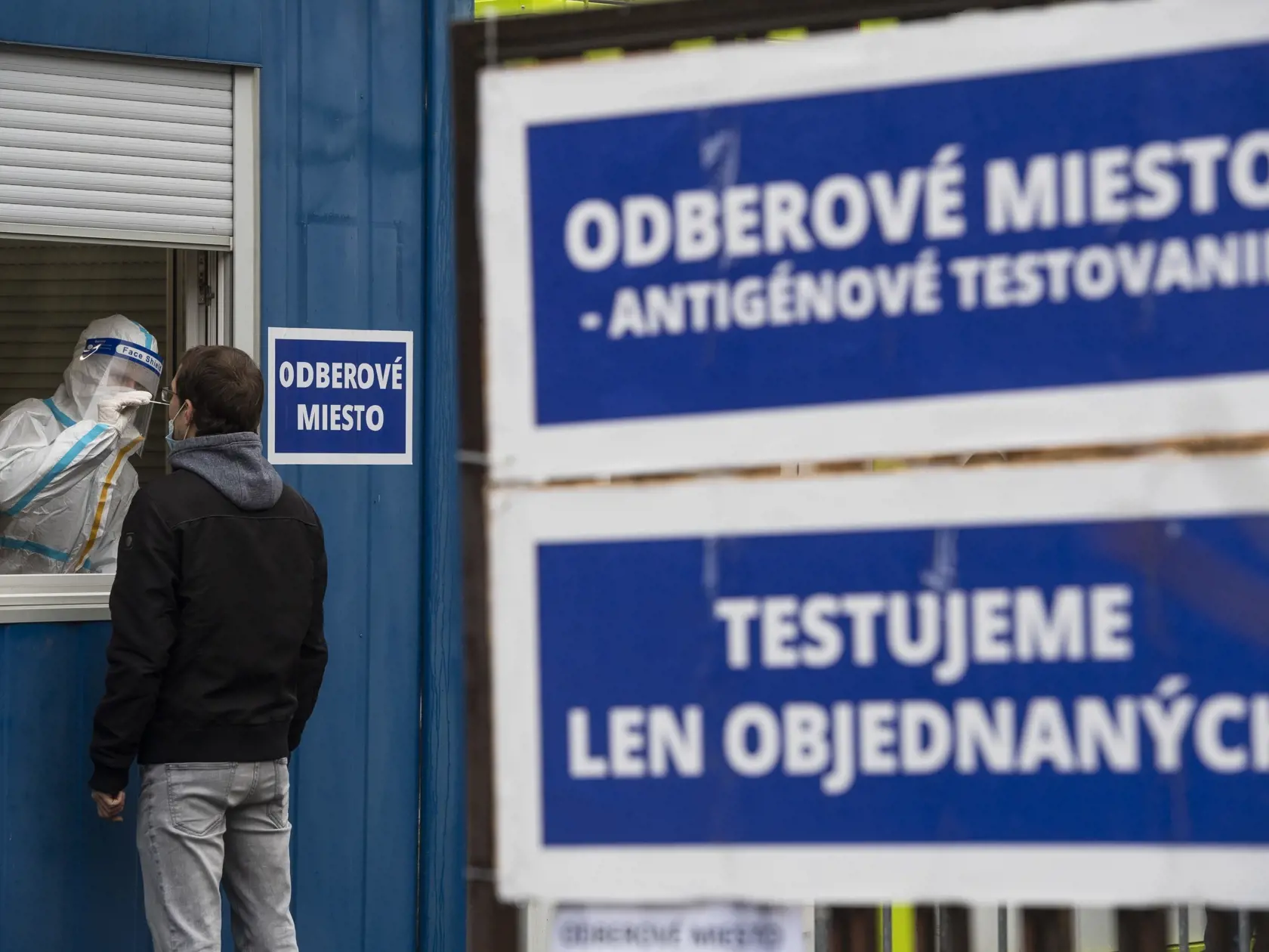 Na snímke mobilné odberové miesto na Záporožskej ulici v Bratislave 30. decembra 2020. FOTO TASR - Jaroslav Novák