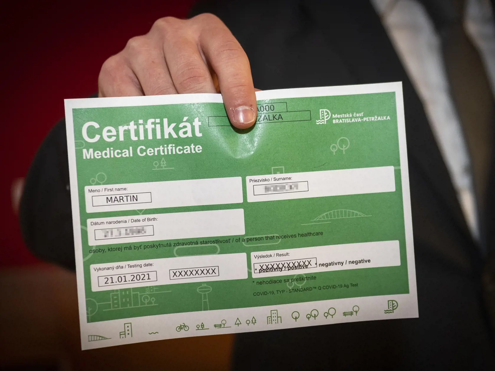 Na snímke certifikát s výsledkom pacienta vytlačený z tlačiarne počas otvorenia unikátneho odberného miesta MČ Petržalka na Ekonomickej Univerzite v Bratislave na Dolnozemskej cestej, ktoré vďaka čítačke občianskych preukazov a automatickej tlači certifikátov výrazne zefektívni proces celoplošného skríningu obyvateľov. Tieto technické vylepšenia v prospech občanov plánuje mestská časť nasadiť zároveň na viaceré iné odberné miesta počas celoplošného víkendového skríningu. V Bratislave 21. januára