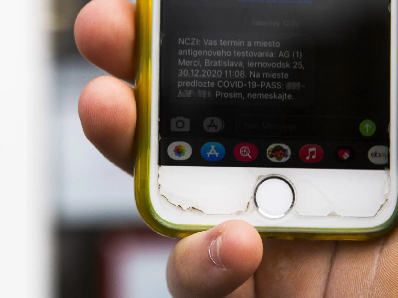 Na snímke telefón s prijatou sms s covid-19-passom a časom na testovanie antigénovým testom v mobilnom odoberovom mieste na Čiernovodskej ulici v Bratislave 30. decembra 2020. FOTO TASR - Jaroslav Novák