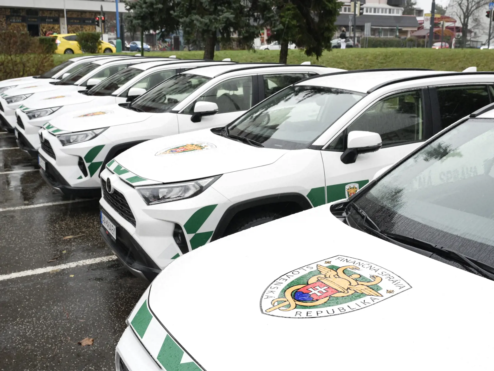 Na snímke prvá várka nových motorových vozidiel pre colné úrady, ktorú slávnostne odovzdal prezident Finančnej správy (FS)  SR Jozef Kiss (nie je na snímke) v Bratislave vo štvrtok 21. decembra 2023. Šéf finančnej správy odovzdal vo štvrtok 16 z celkového počtu 91 služobných motorových vozidiel. FOTO TASR - Pavel Neubauer