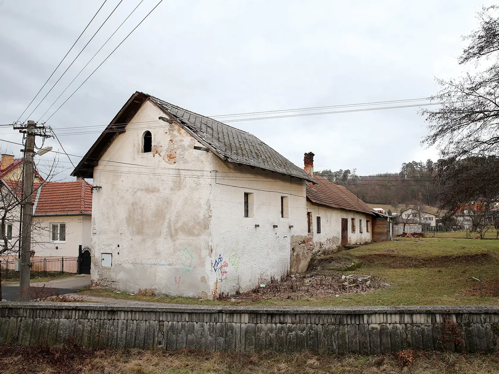 Starý mlyn vo Veľkých Uherciach. Tu niekde pravdepodobne býval lesník Samšal, prvý zo zoznamu nevysvetliteľne zmiznutých.