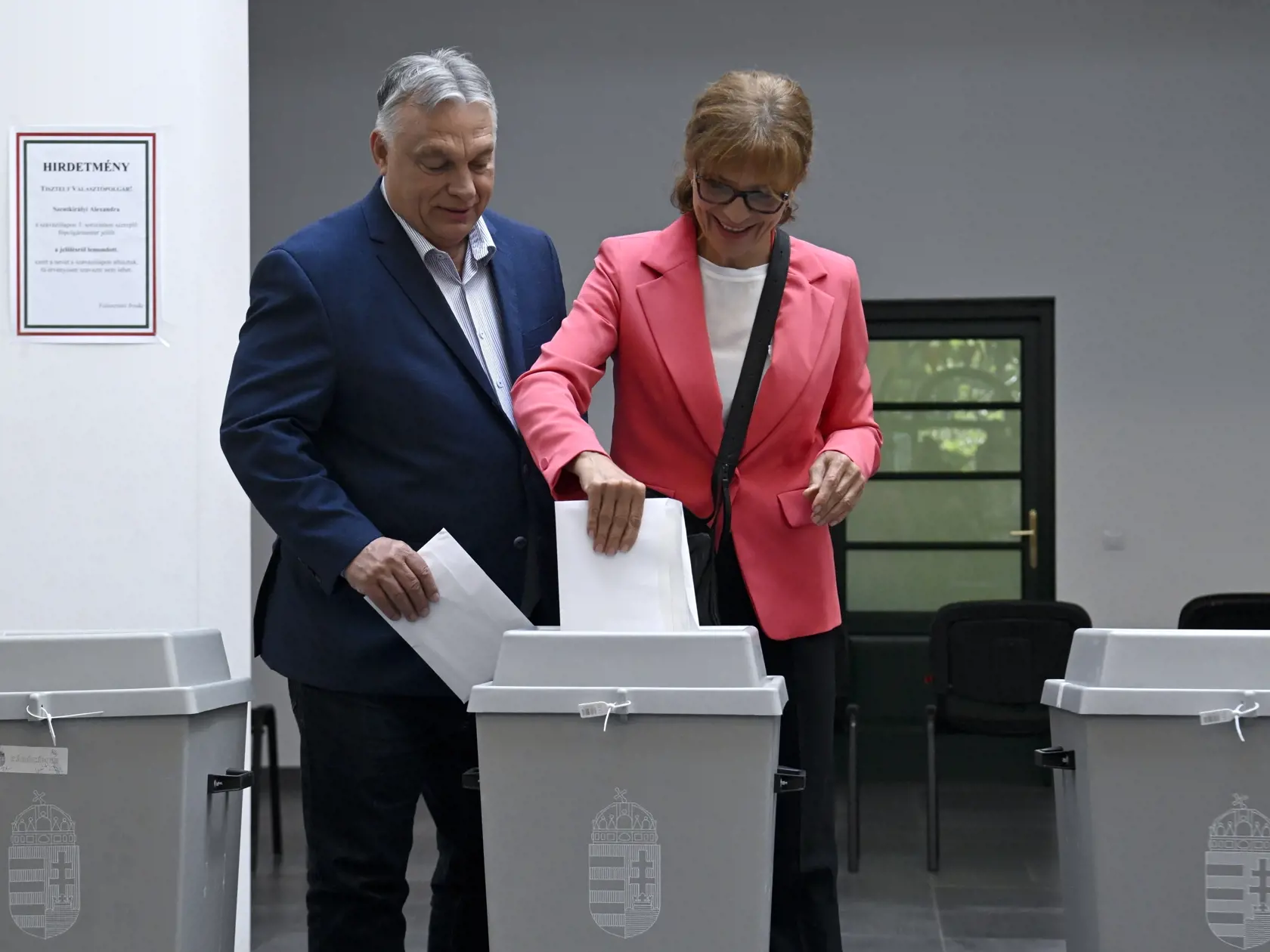 Maďarský premiér Viktor Orbán a jeho manželka Anikó Lévaiová vhadzujú obálky s hlasovacím lístkom do volebnej schránky v Budapešti počas volieb do Európskeho parlamentu v Maďarsku v nedeľu 9. mája 2024.
