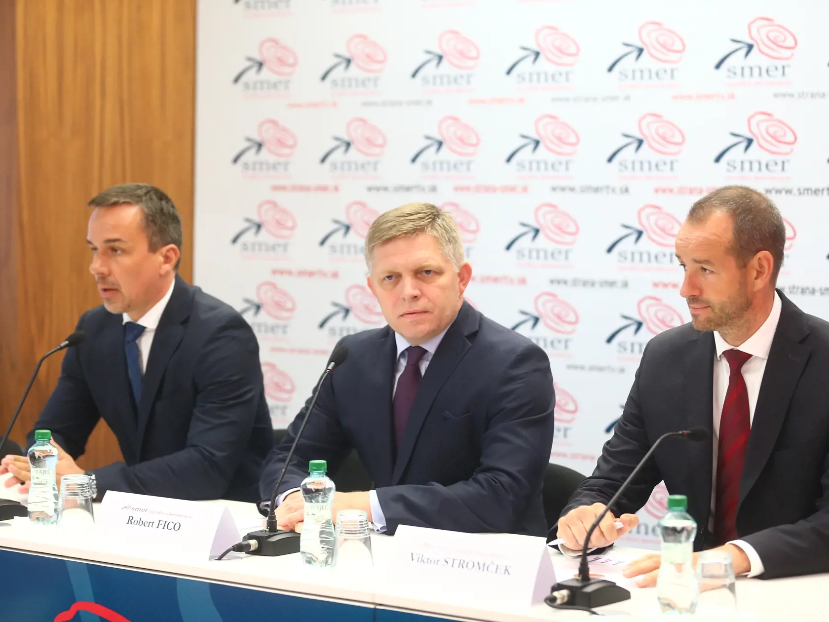 Erik Tomáš, Robert Fico a Viktor Stromček na TB strany Smer k opatreniam zo sociálneho balíčka obedy zadarmo, vlaky zadarmo. 