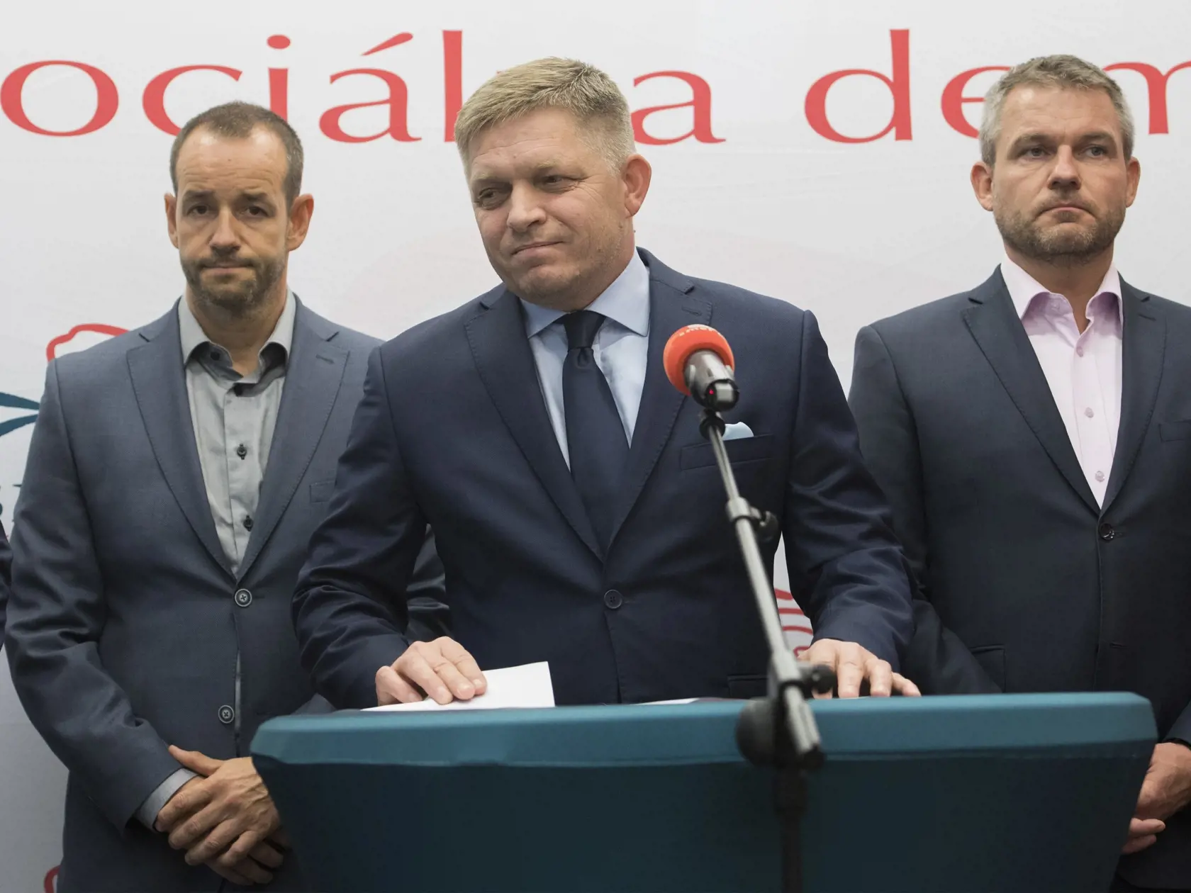 Na snímke zľava generálny manažér strany SMER-SD Viktor Stromček, predseda strany SMER-SD Robert Fico a podpredseda strany SMER-SD Peter Pellegrini počas tlačovej konferencie k zverejneným výsledkom vyšetrovania vraždy novinára Jána Kuciaka a jeho snúbenice Martine Kušnírovej  2. októbra 2018 v Bratislave. FOTO TASR - Martin Baumann