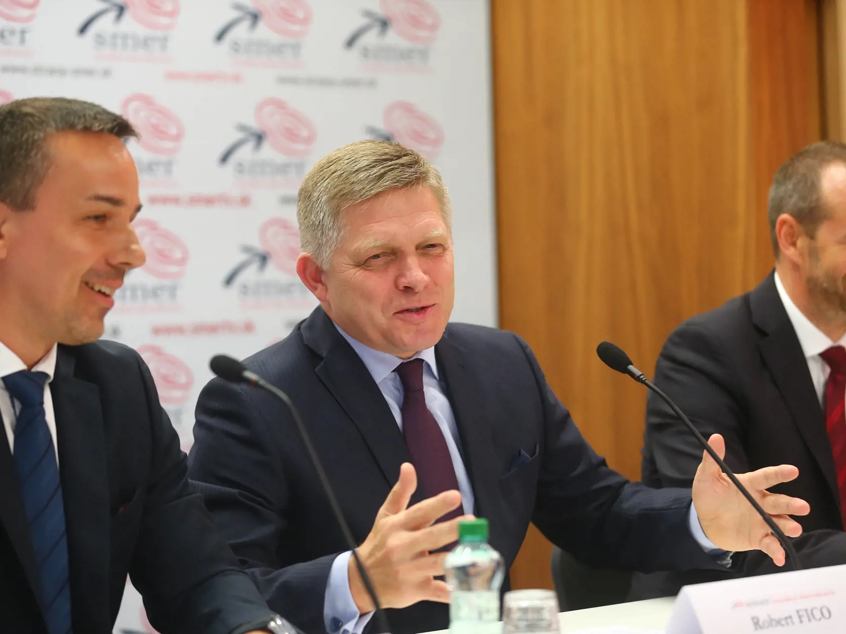 Erik Tomáš, Robert Fico a Viktor Stromček na TB strany Smer k opatreniam zo sociálneho balíčka obedy zadarmo, vlaky zadarmo. 