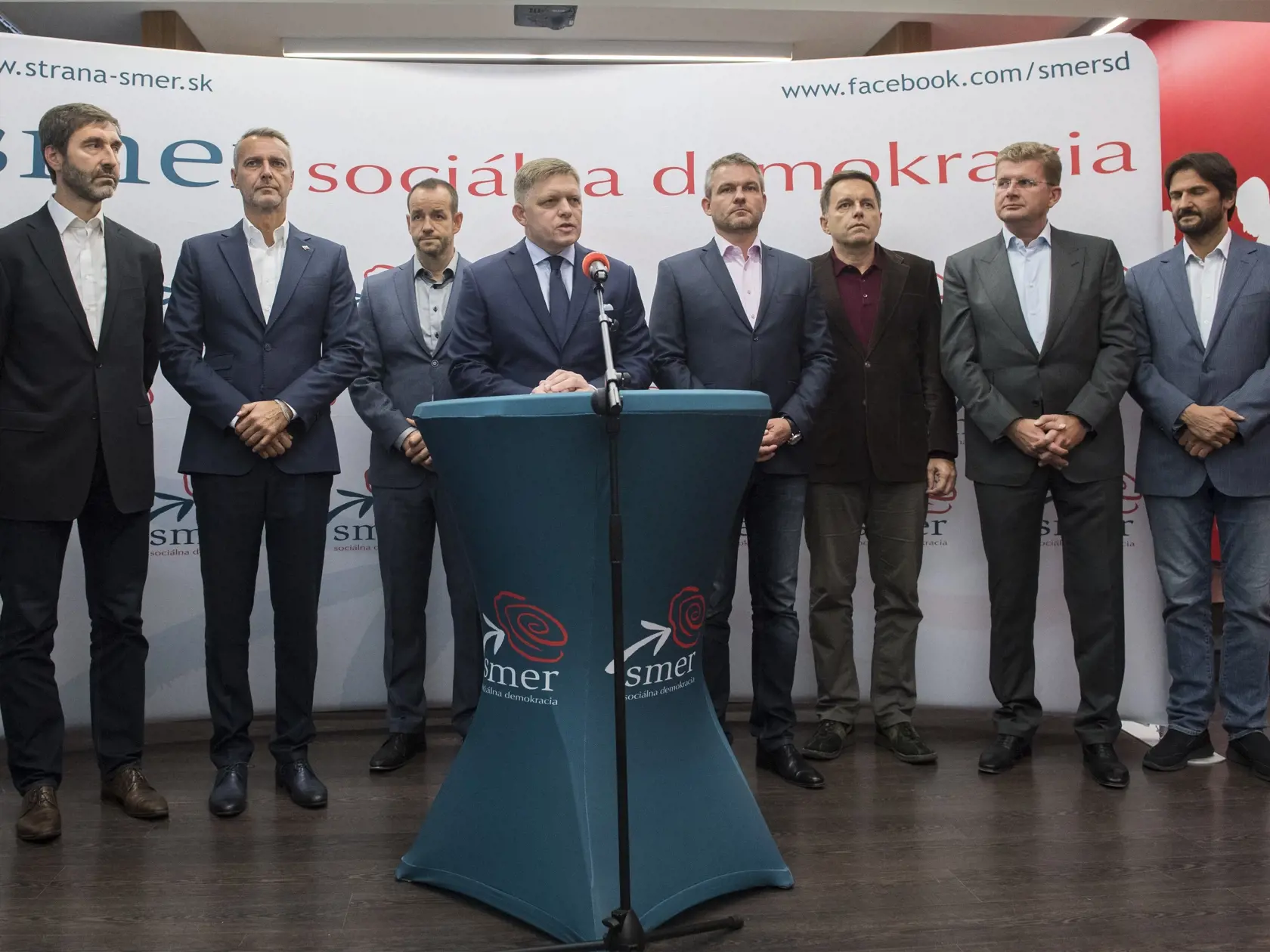 Na snímke zľava podpredsedovia strany SMER-SD Juraj Blanár, Richard Raši, generálny manažér strany SMER-SD Viktor Stromček, predseda strany SMER-SD Robert Fico, podpredseda strany SMER-SD Peter Pellegrini, podpredsedovia strany SMER-SD Peter Kažimír, Peter Žiga a Robert Kaliňák počas tlačovej konferencie počas tlačovej konferencie k zverejneným výsledkom vyšetrovania vraždy novinára Jána Kuciaka a jeho snúbenice Martine Kušnírovej  2. októbra 2018 v Bratislave. FOTO TASR - Martin Baumann