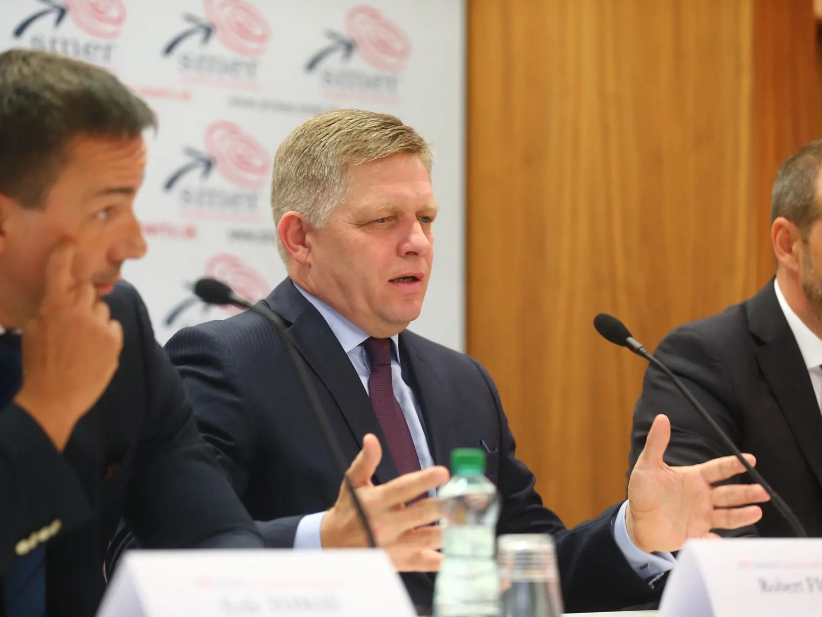 Erik Tomáš, Robert Fico a Viktor Stromček na TB strany Smer k opatreniam zo sociálneho balíčka obedy zadarmo, vlaky zadarmo. 