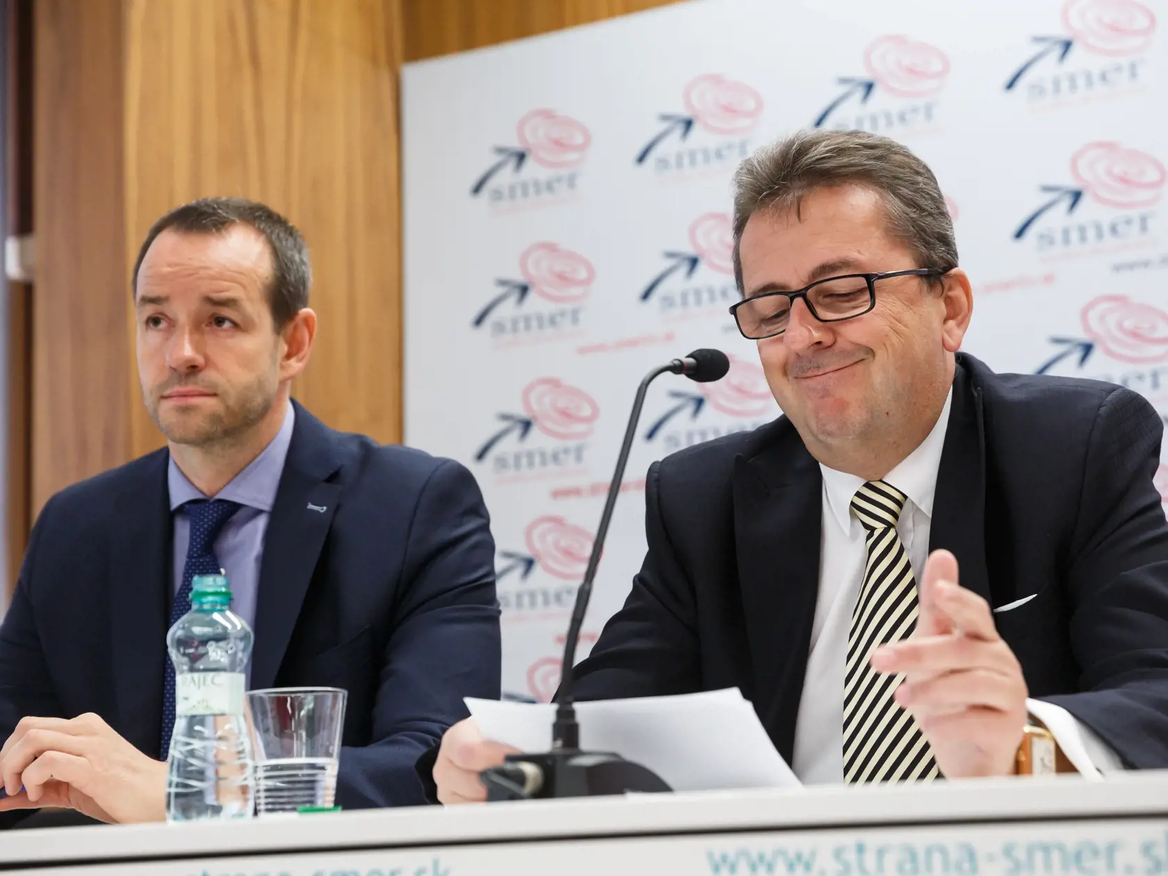 Tlačová konferencia strany SMER SD na politickú situáciu na Slovensku. Na fotke z prava Viktor Stromček, Martin Glváč