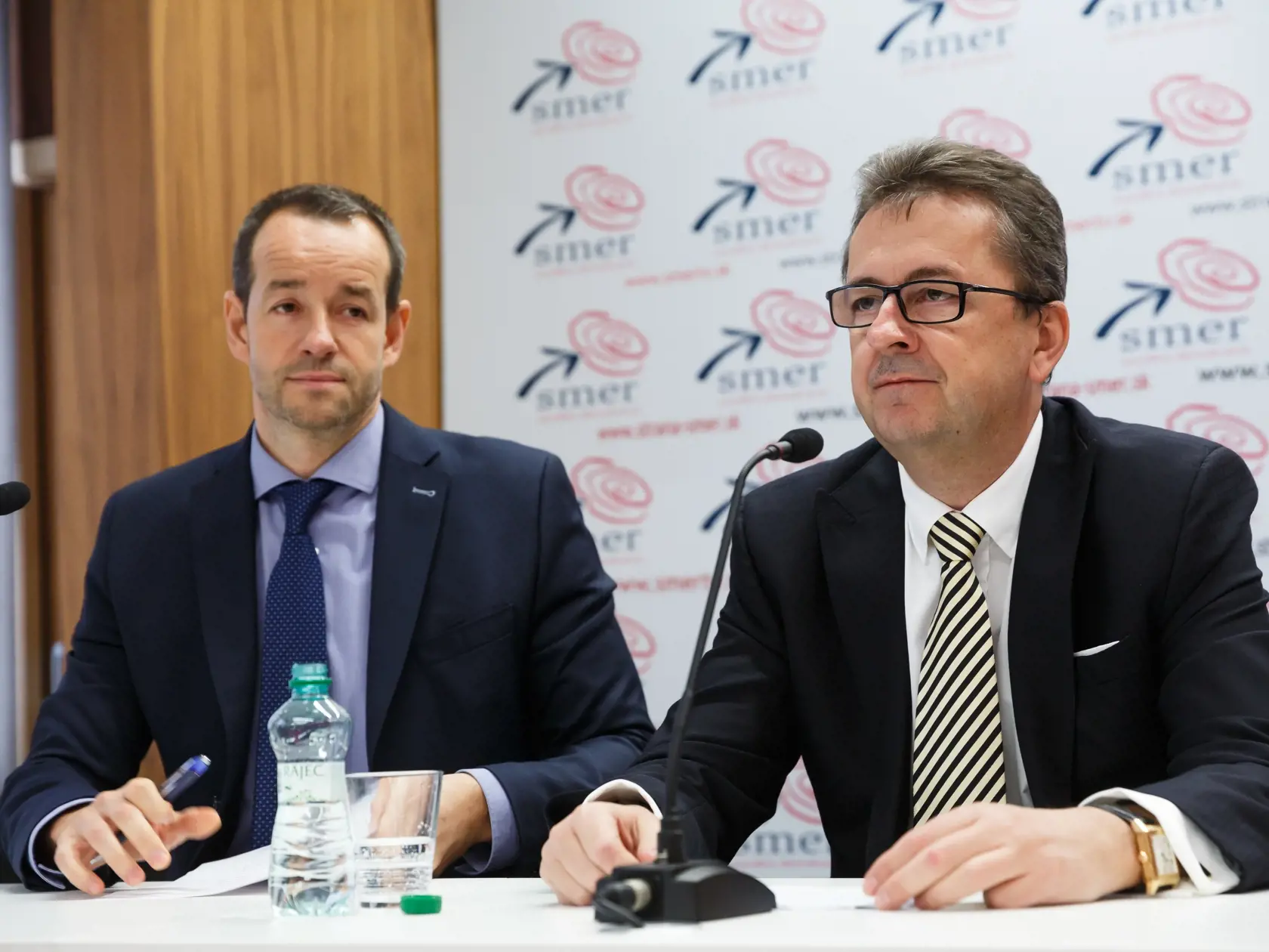 Tlačová konferencia strany SMER SD na politickú situáciu na Slovensku. Na fotke z prava Viktor Stromček, Martin Glváč