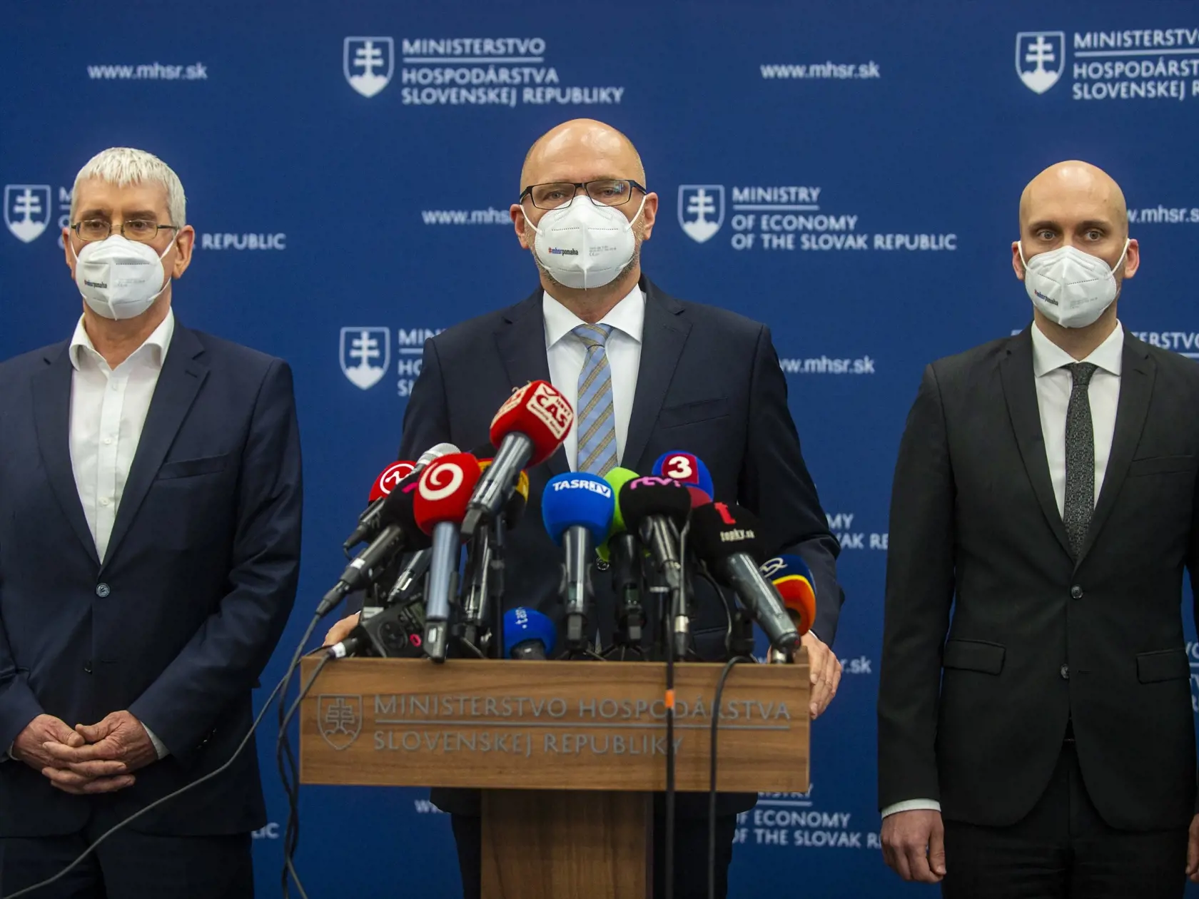 Exminister hospodárstva SR Richard Sulík (SaS), štátni tajomníci ministerstva hospodárstva SR vľavo Ján Oravec a vpravo Karol Galek počas tlačovej konferencie na tému: Zhodnotenie ročného pôsobenia na Ministerstve hospodárstva SR 23. marca 2021 v Bratislave.