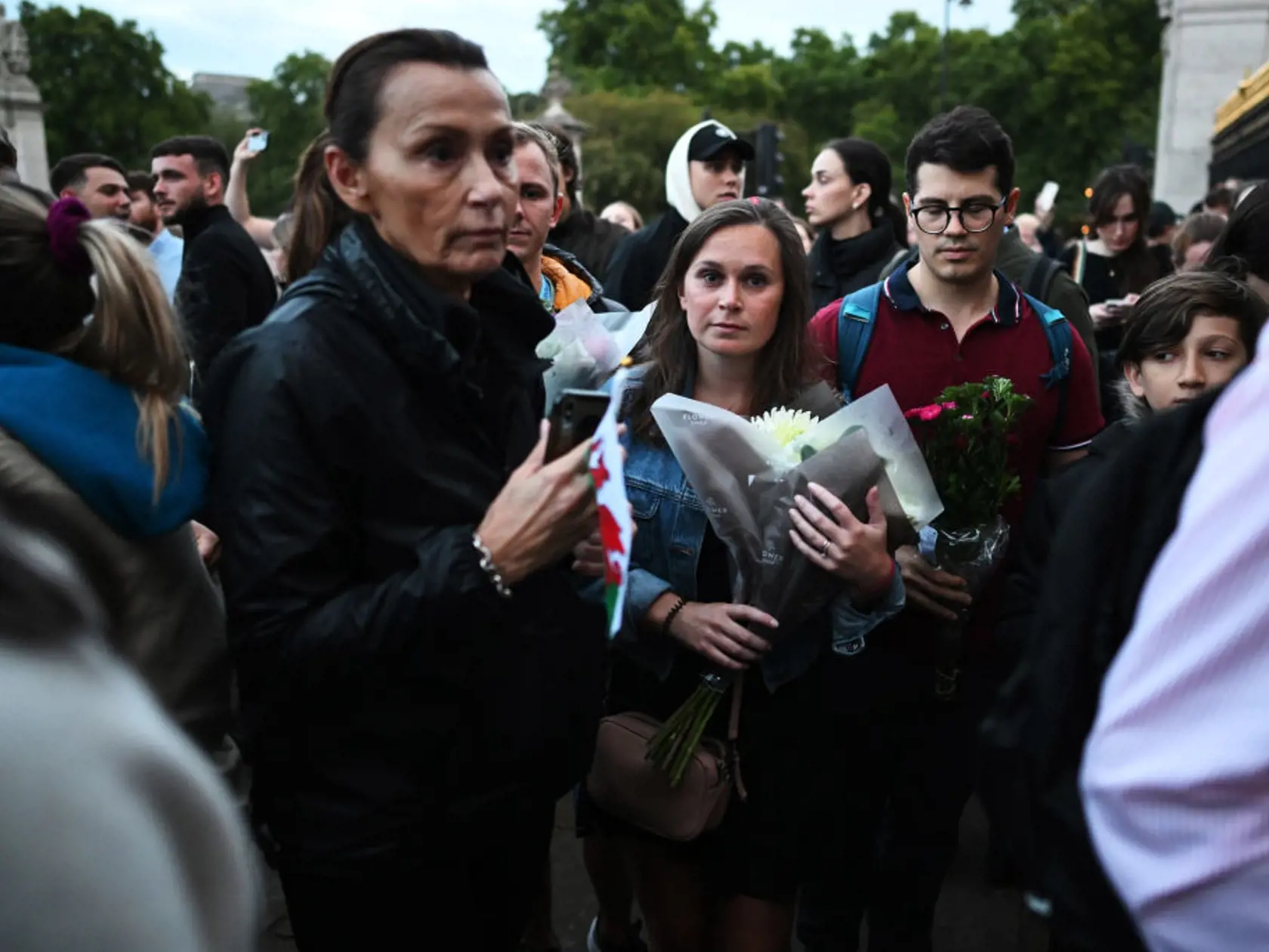 Námestie pred Buckinghamským palácom sa po smrti kráľovnej premenilo na pietne miesto, kam prichádzajú davy ľudí nesúc kytice a odkazy do neba.