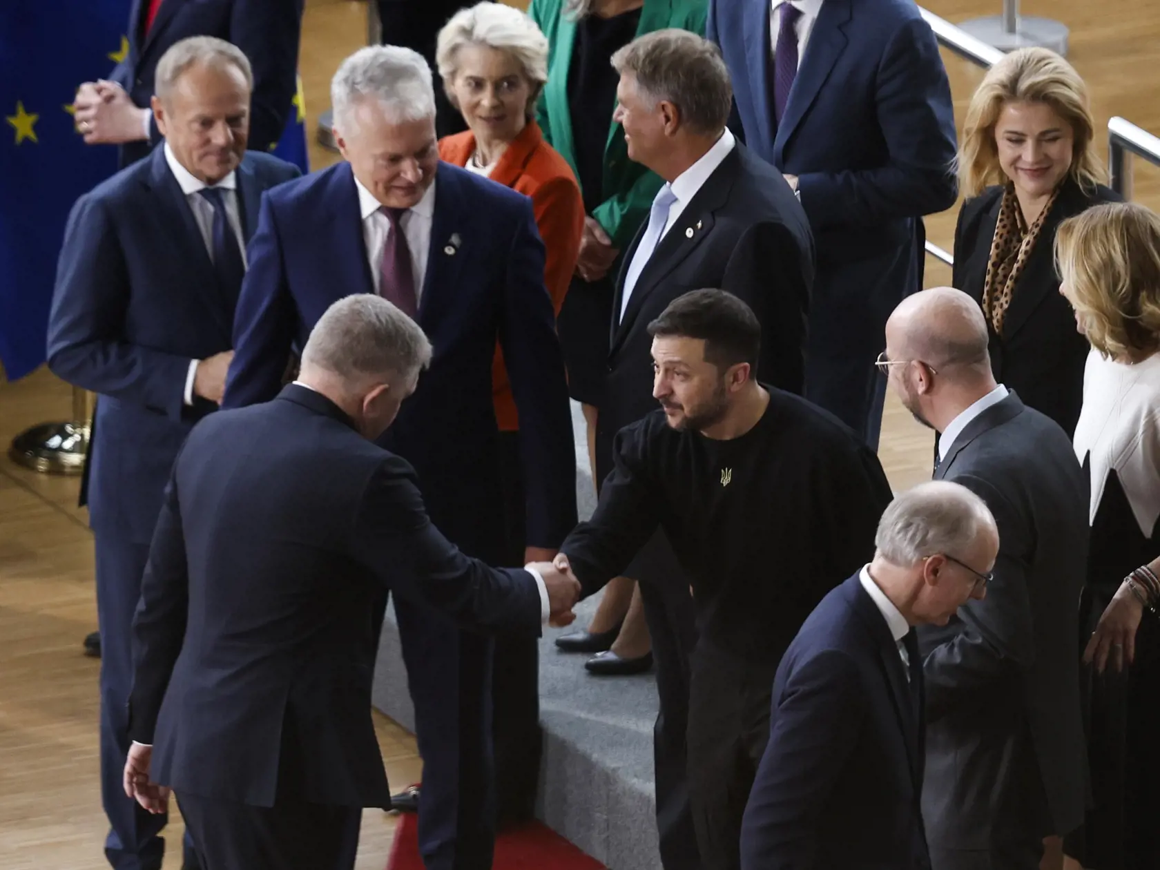 KK23 Brusel - Ukrajinský prezident Volodymyr Zelenskyj (uprostred) a slovenský premiér Robert Fico si podávajú ruky počas spoločného fotenia pred summitom EÚ v Bruseli 17. októbra 2024. Samit Európskej rady je naplánovaný na štvrtok a piatok (18. 10.). Hlavnými témami sú vojna na Ukrajine, vývoj na Blízkom východe, migrácia, konkurencieschopnosť a klíma. Vo svetle udalostí môžu vedúci predstavitelia EÚ riešiť aj konkrétne otázky zahraničnej politiky vrátane situácie v Gruzínsku, Moldavsku, Venezuele a Sudáne. Lídri EÚ sa budú venovať ďalšej vojenskej podpore pre Kyjev, preskúmajú pokrok v dodávkach systémov protivzdušnej obrany, munície a rakiet. Diskutovať majú aj o využívaní výnosov zo zmrazených ruských aktív v prospech Ukrajiny a o tom, ako posilniť ukrajinský energetický sektor a jeho kritickú infraštruktúru pred blížiacou sa zimou.
Rokovať budú aj o najnovšom vývoji na Blízkom východe, najmä o kritickej eskalácii násilia v regióne. Budú hľadať spôsoby, ako dosiahnuť okamžité prímerie pozdĺž libanonsko-izraelskej hranice a v Pásme Gazy či prepustenie všetkých rukojemníkov. FOTO TASR/AP 

Ukraine's President Volodymyr Zelenskyy, center, shakes hands with Slovakia's Prime Minister Robert Fico as they arrive with EU leaders for a group photo during an EU summit in Brussels, Thursday, Oct. 17, 2024. (AP Photo/Omar Havana)
